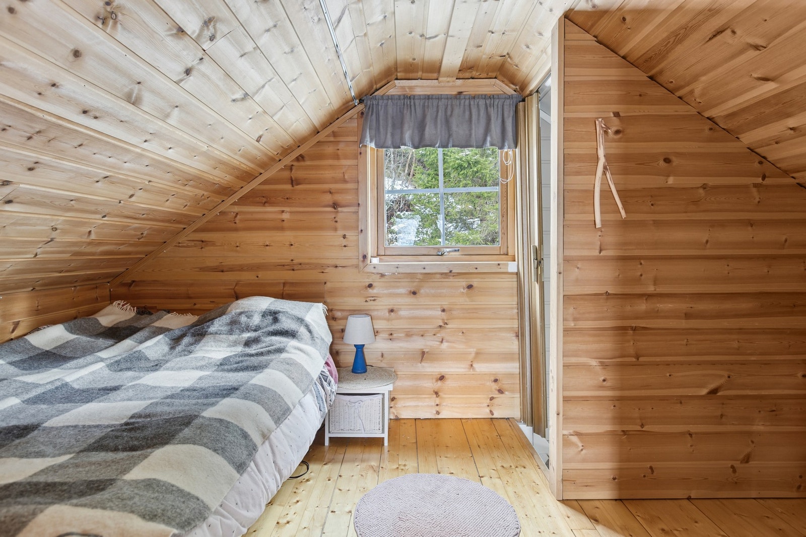 Rom oppe med skråtak. Rommene oppe er innredet men ikke bruksendret og godkjent av Ibestad kommune. Galleribilde