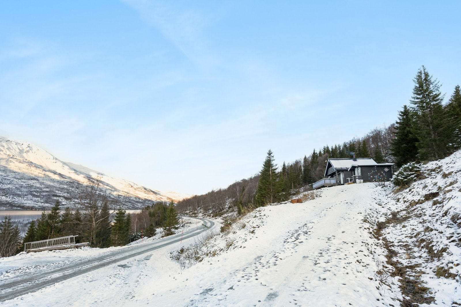 Hytten ligger fint til oppe på en liten høyde. Galleribilde