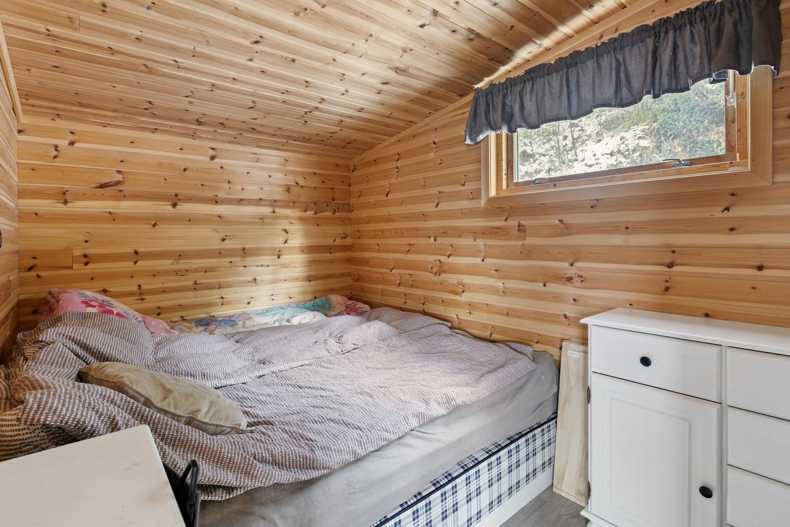 Soverom med plass til dobbeltseng. Dette er del av et tilbygg som ikke er byggemeldt til Ibestad kommune. Galleribilde