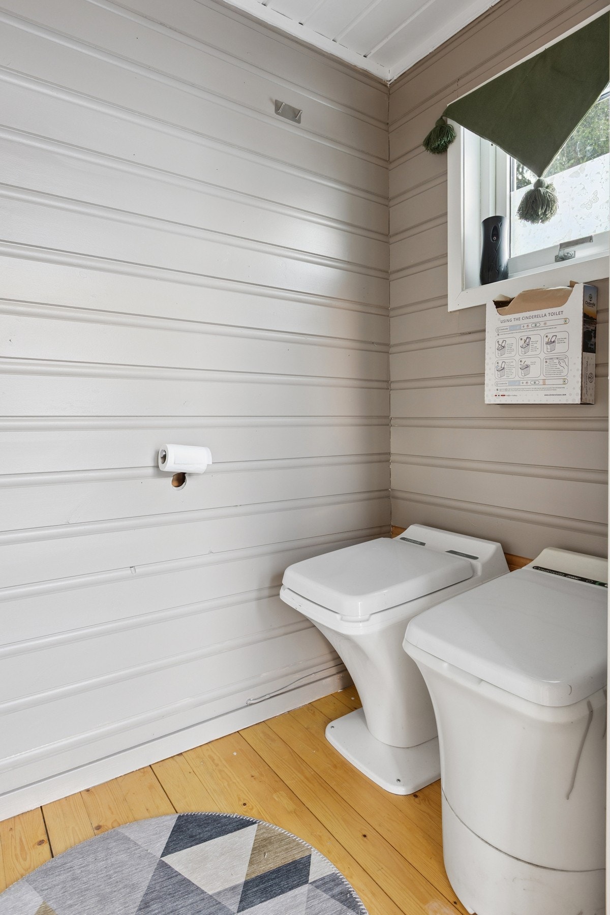 Det er montert både Cinderella urinal og Cinderella forbrenningstoalett. Galleribilde