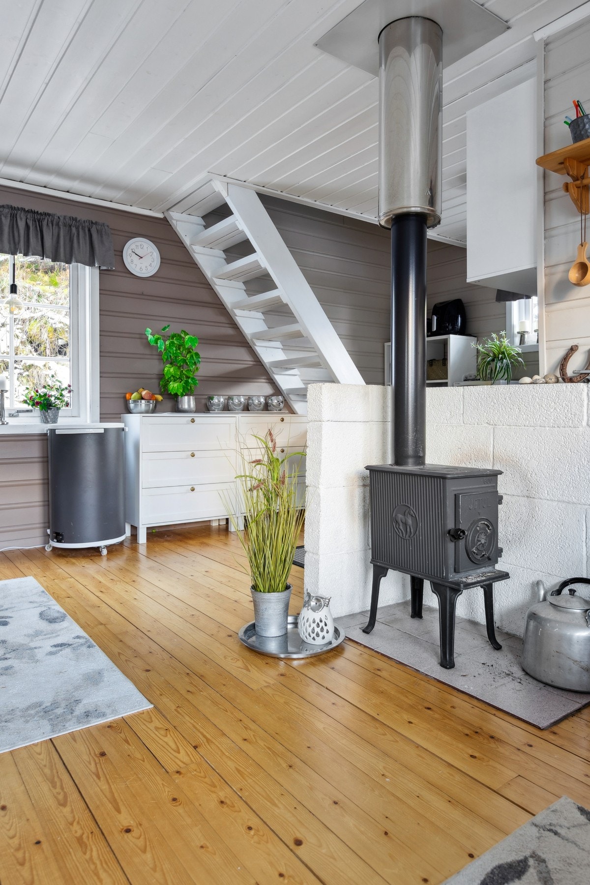 Fra kjøkkenet går man opp til loftet. Galleribilde