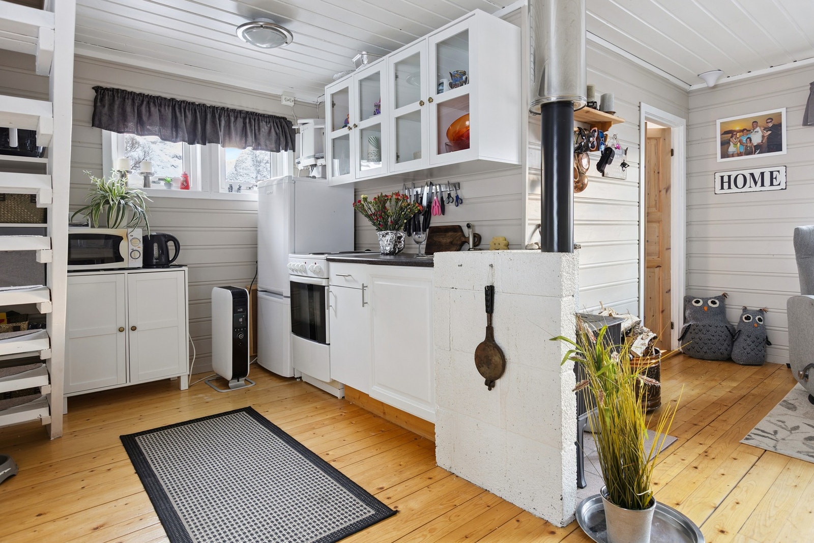 Hyttekjøkken fint tilpasset rommet. Galleribilde