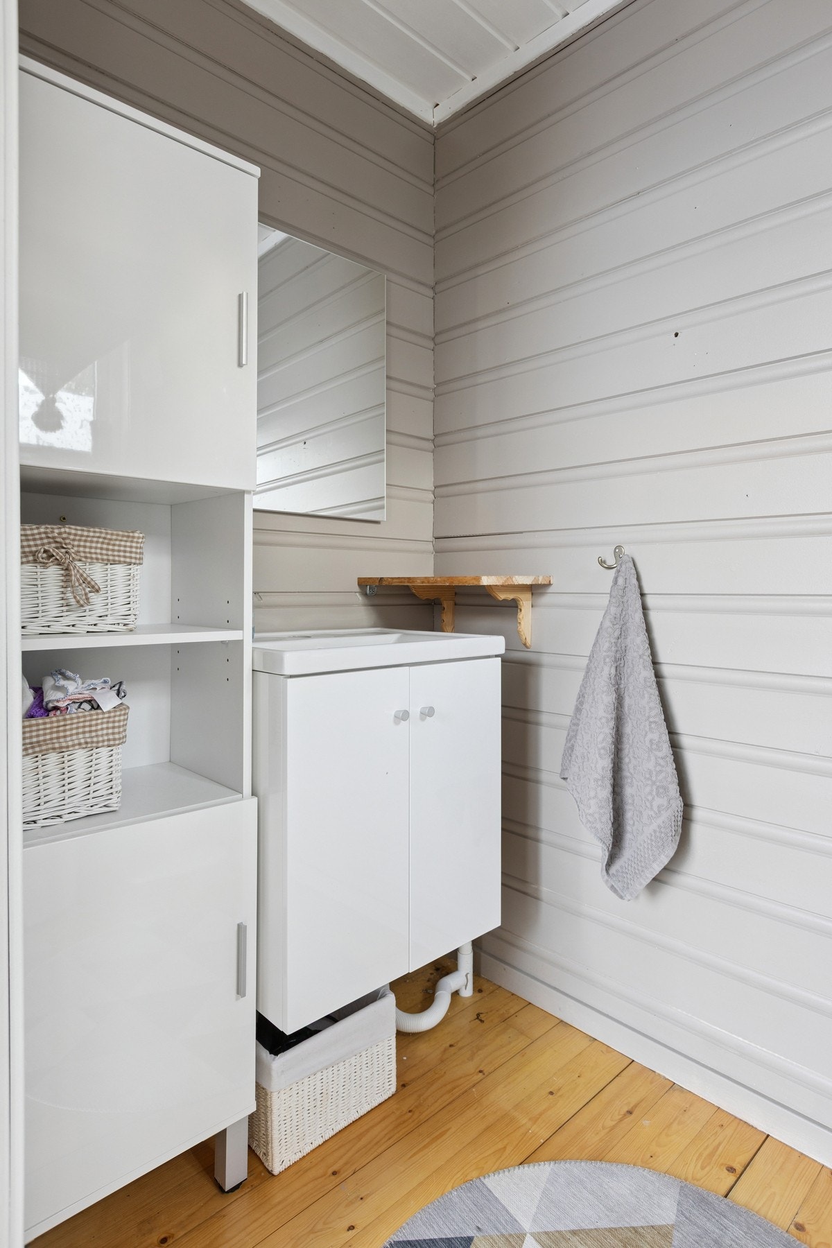 Baderomsinnredning med nedfelt servant. Det er ikke koblet til vann og avløp er kun gråvann. Galleribilde