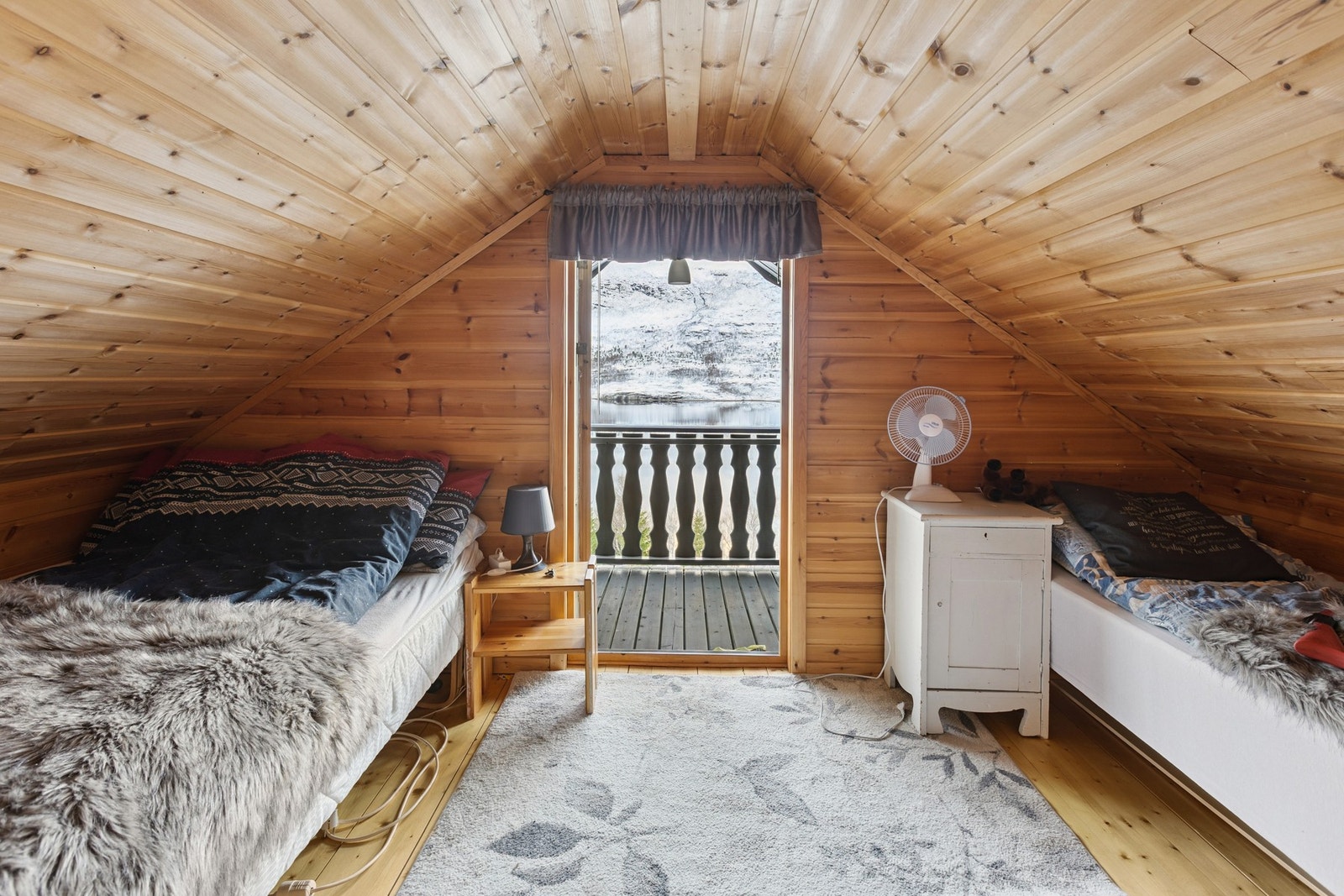 Det er god plass til 2 senger og med dør ut til en balkong så kan man nyte utsikten til fulle. Rommene oppe er innredet men ikke bruksendret og godkjent av Ibestad kommune. Galleribilde