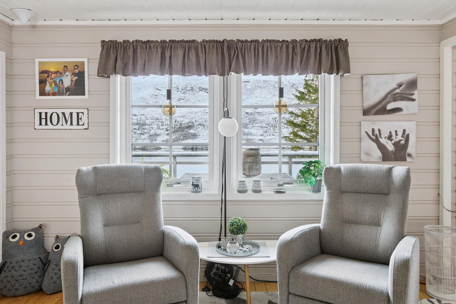 Godstolene plassert foran stuevinduene med nydelig utsikt. Galleribilde