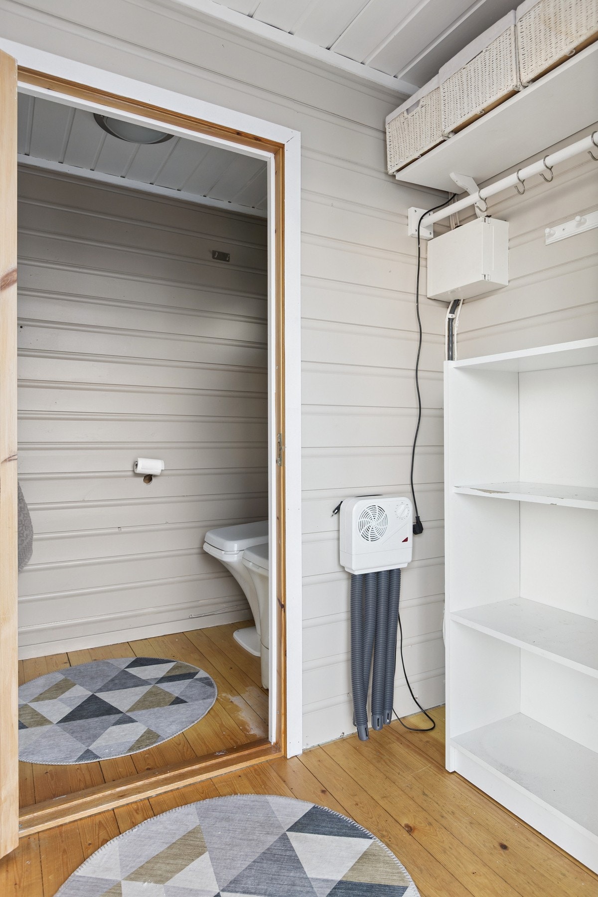 Fra gangen er det dør inn til toalettrommet. Galleribilde