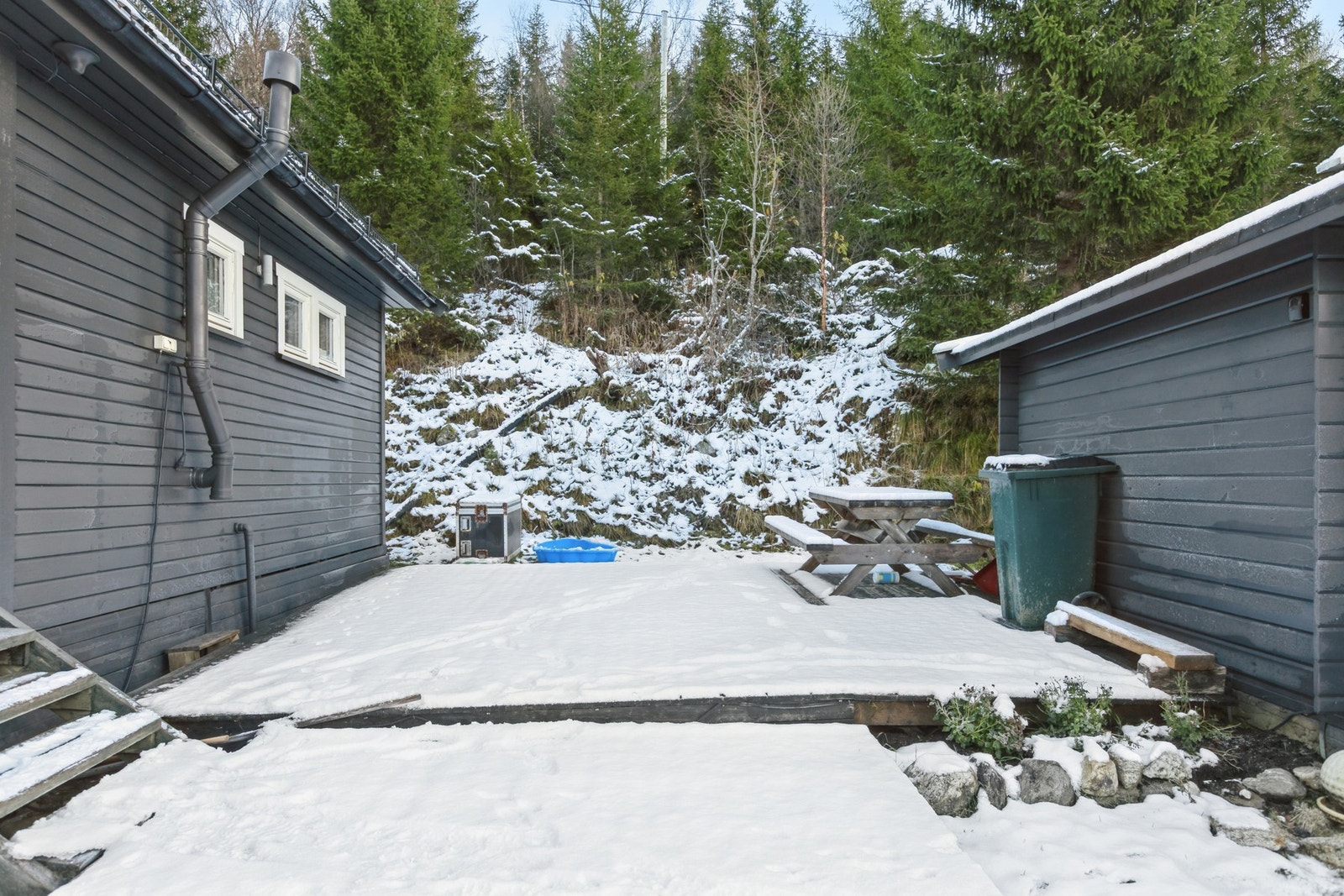Fin uteplass mellom hytten og annekset. Galleribilde
