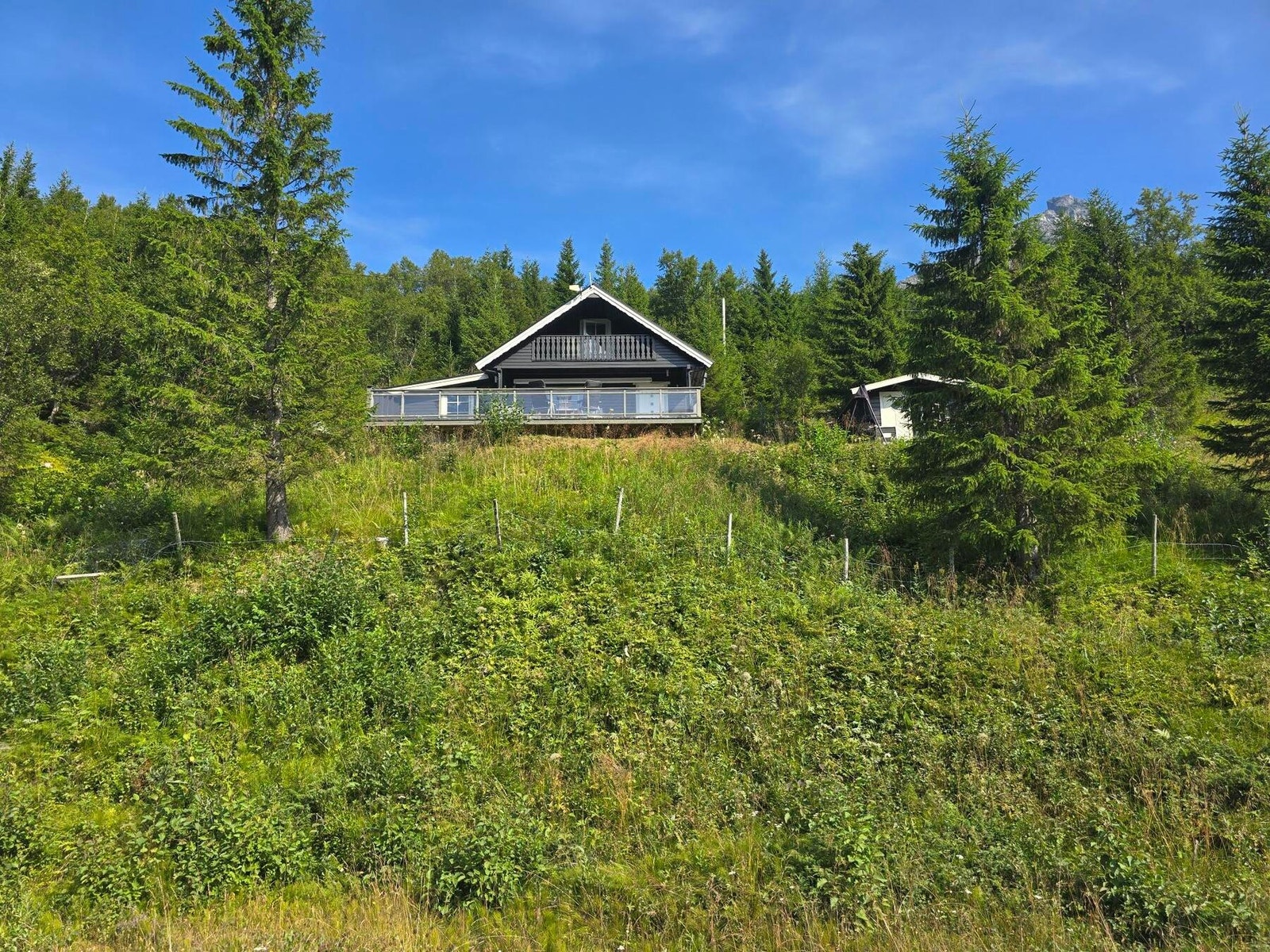 EiendomsMegler 1 v/Eirik Jakobsen ønsker hjertelig velkommen til Straumbotnveien 452. Med beliggenhet på et lite høydedrag får man god utsikt. (privat sommerbilde) Galleribilde