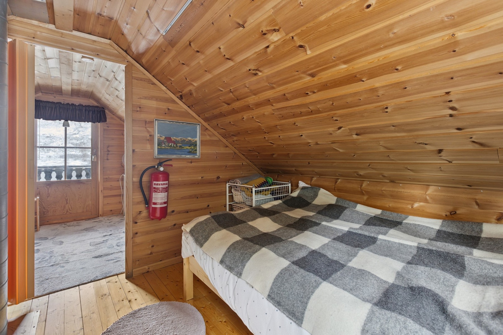 Fra dette rommet er det dør inn til neste rom som brukes som soverom. Rommene oppe er innredet men ikke bruksendret og godkjent av Ibestad kommune. Galleribilde