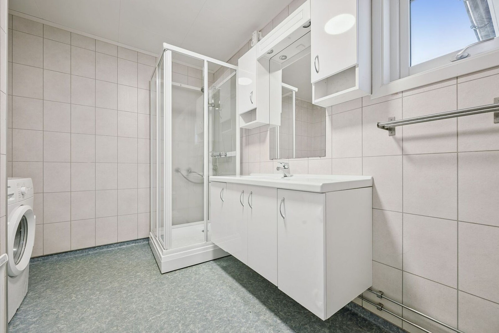 Badet er funksjonelt med toalett, dusjkabinett og opplegg for vaskemaskin. Galleribilde