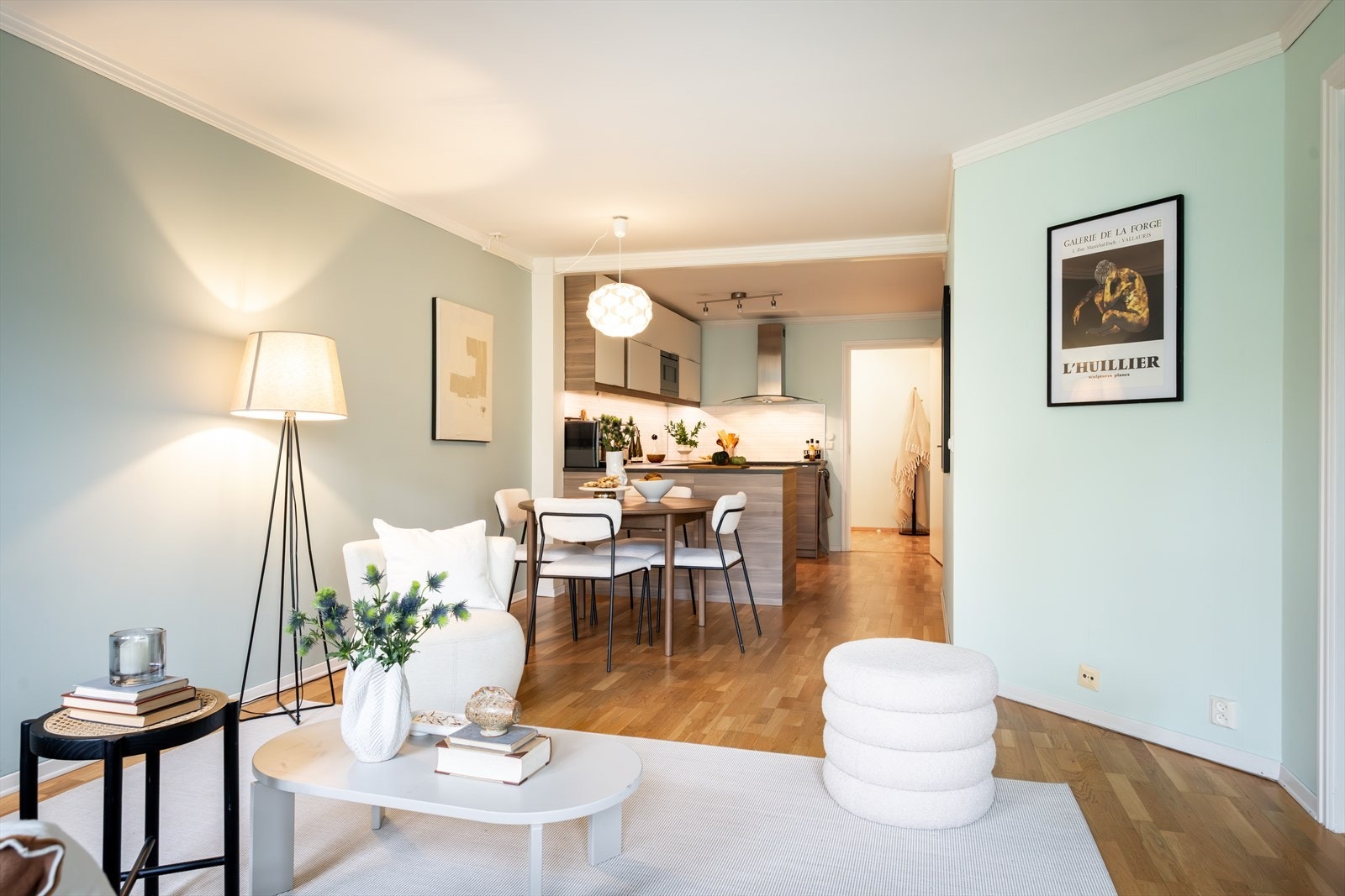 Planløsningen åpner opp for flere møbleringsmuligheter med god plass til sofagruppe, TV-møbler og spisebord med tilhørende stoler. Galleribilde