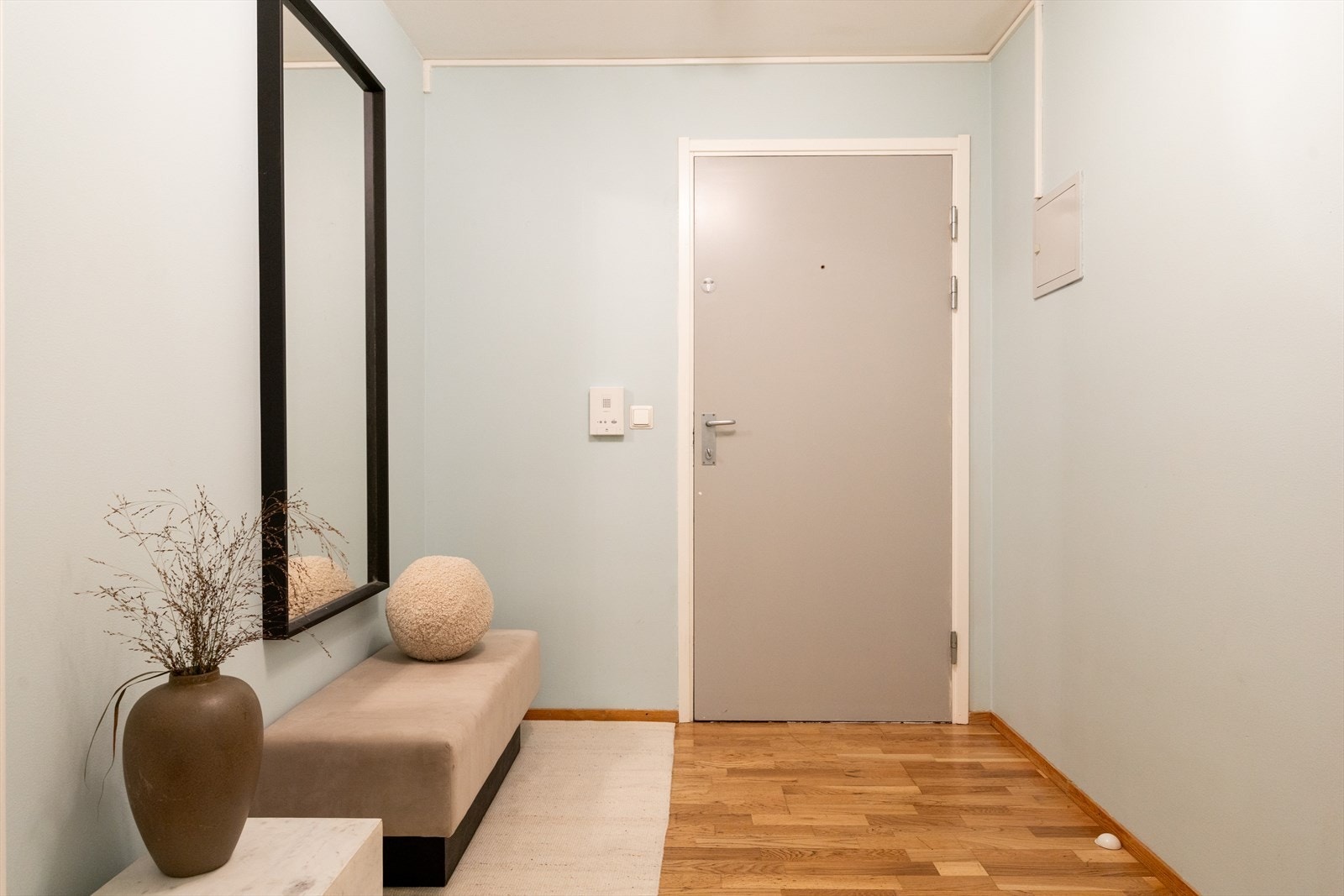 Velkommen inn! Leiligheten har en lys entré med god plass til oppbevaring av yttertøy og sko. Galleribilde