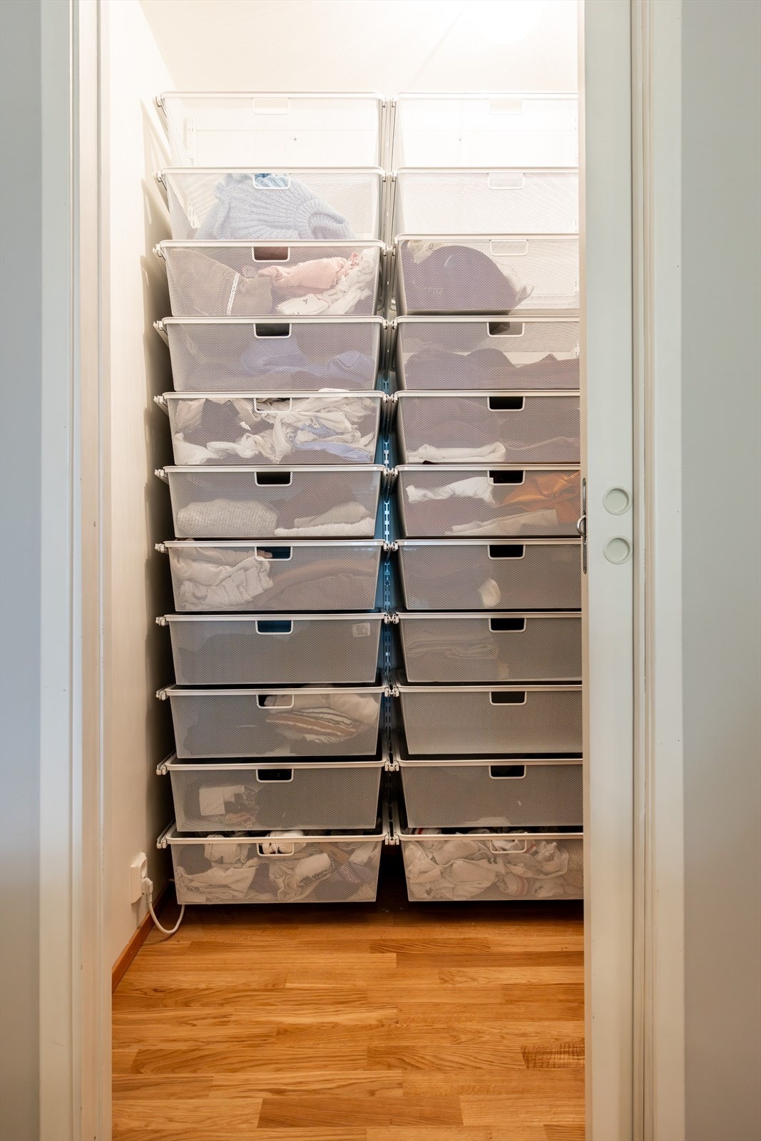 Videre er det gode oppbevaringsmuligheter i walk-in closet. Galleribilde