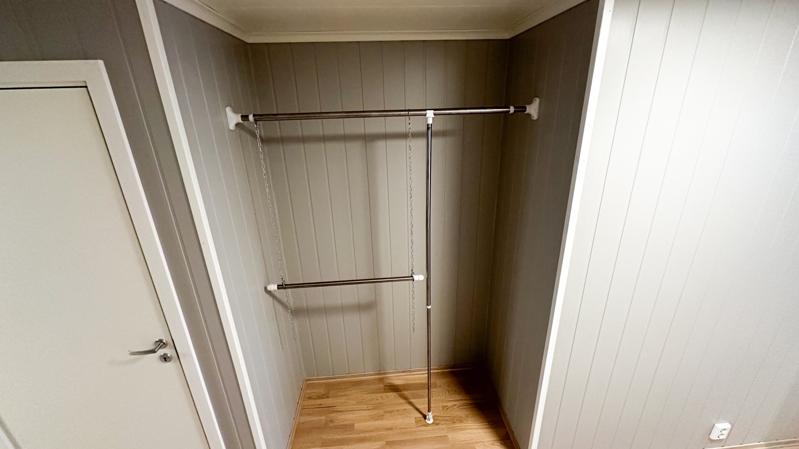 Her kan du henge av deg yttertøy rett på innsiden av døra Galleribilde