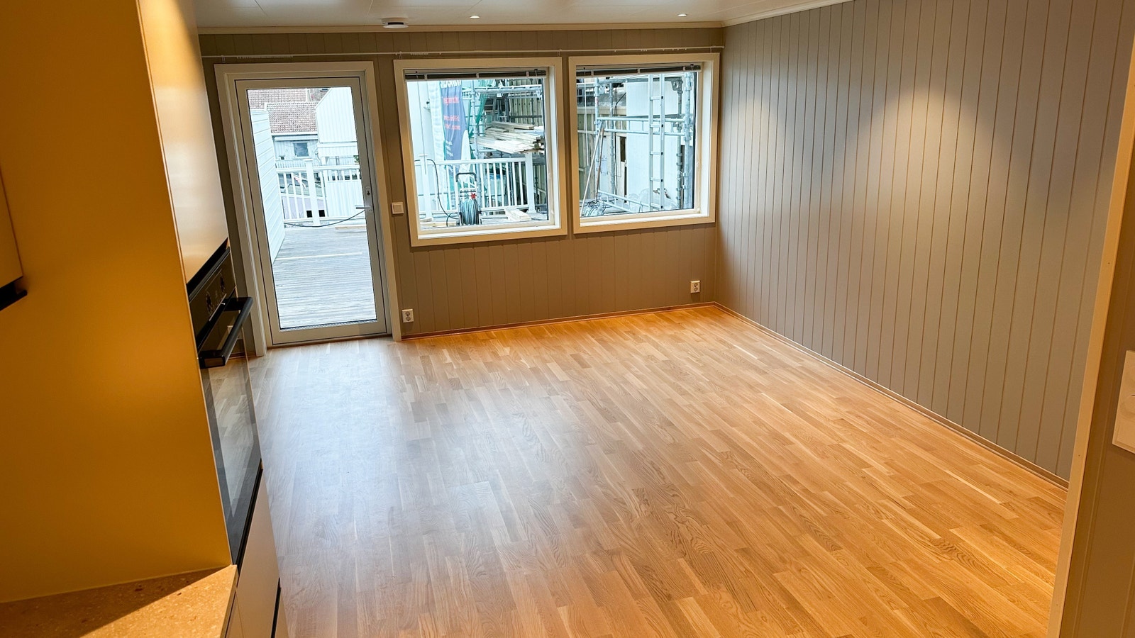 Stor stue med utgang til skjermet veranda Galleribilde