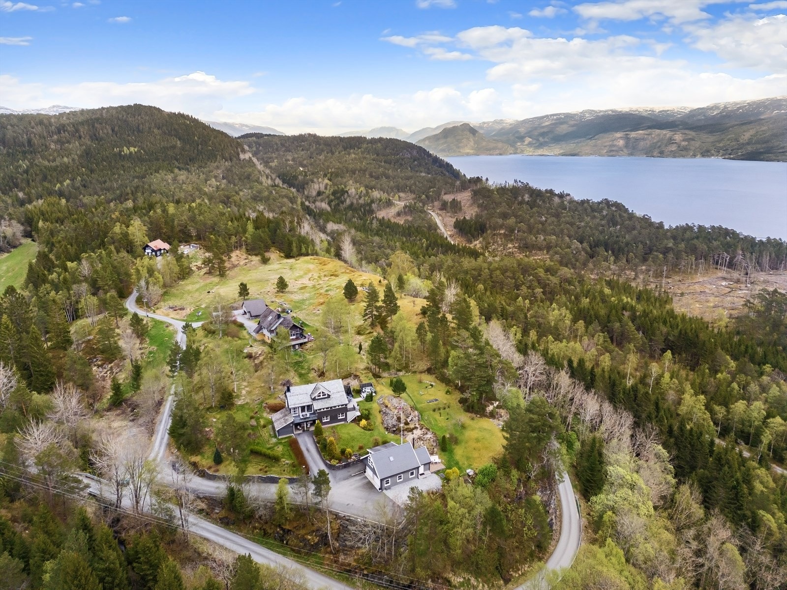 I nærområdet finner du et særdeles rikt utvalg av turmuligheter - alt fra lett tilgjengelige skogsveier og stølsturer mellom Vangdal og Åse, til mer krevende toppturer som Tørviknuten og Vesoldo Galleribilde