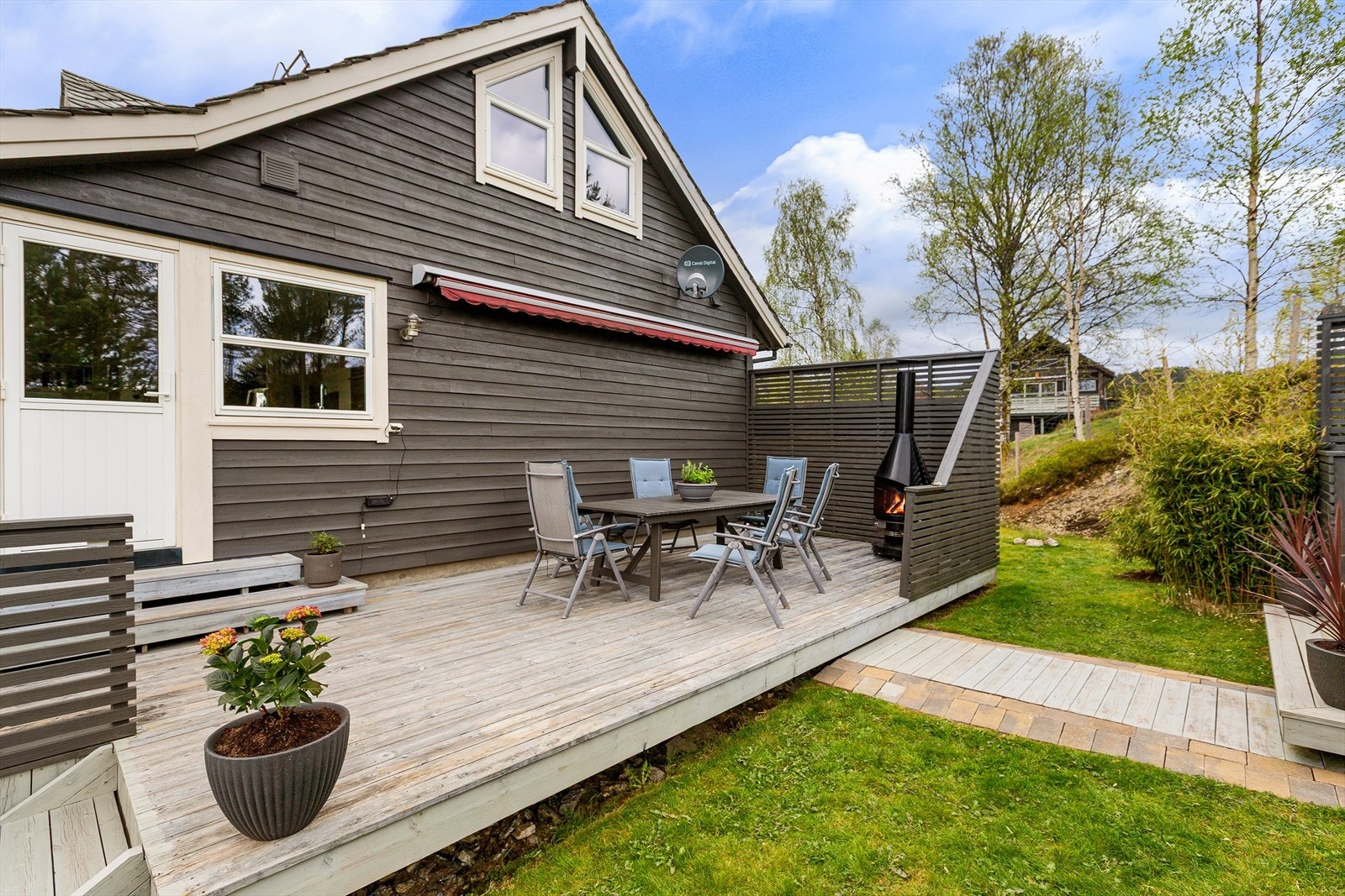 Hyggelig terrasse med utgang fra kjøkken - Perfekt til sommermiddagene Galleribilde