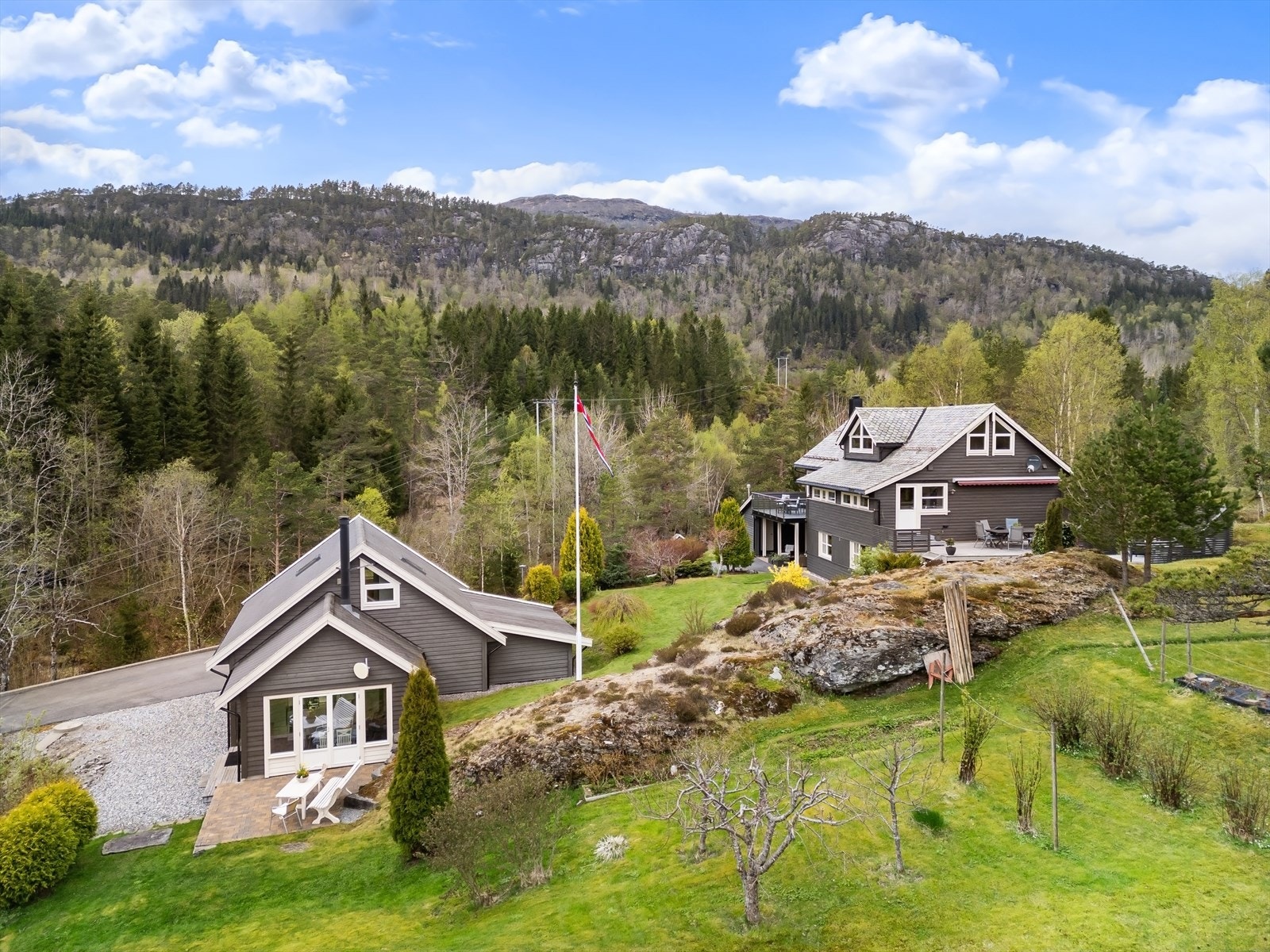 Velkommen til Heradstveitvegen 201 -En imponerende eiendom med fantastisk utsikt til Hardangerfjorden og de omkringliggende fjellene Galleribilde