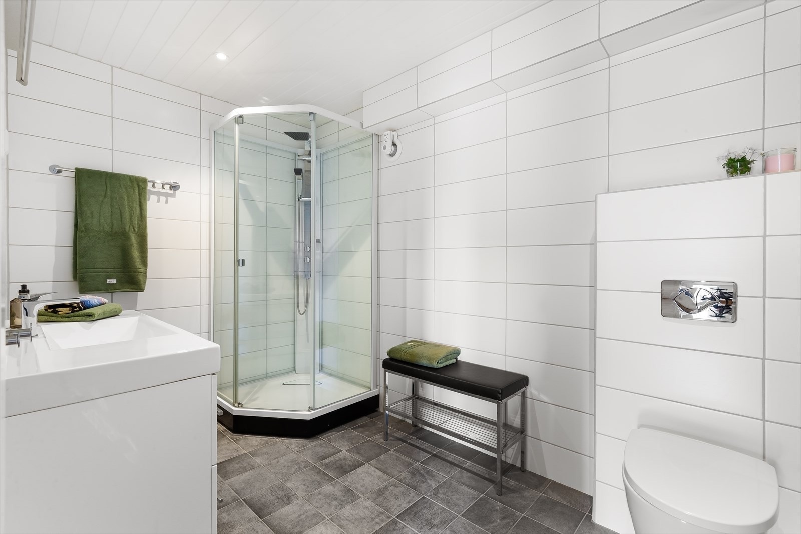 Badet i 1. etasje ble pusset opp i 2014 og har et moderne preg Galleribilde