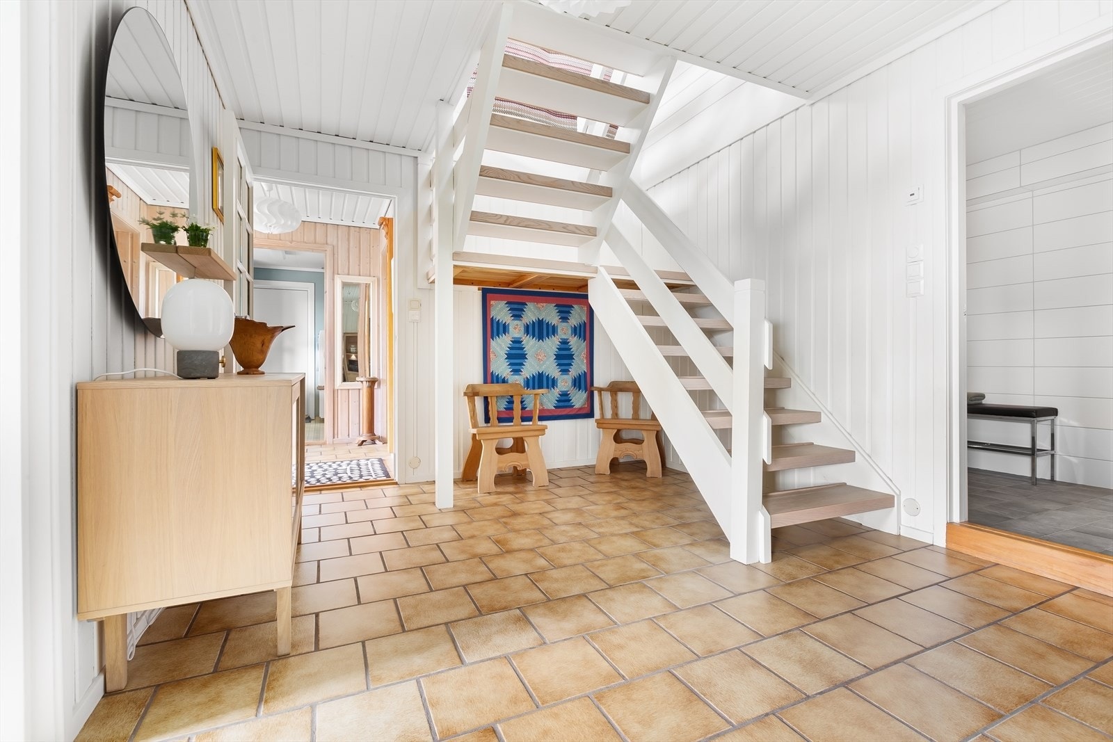 Underetasjen har en praktisk og romslig utforming med to soverom, ett hobbyrom, bad, vaskerom, trappehall og entré med plass til garderobe Galleribilde