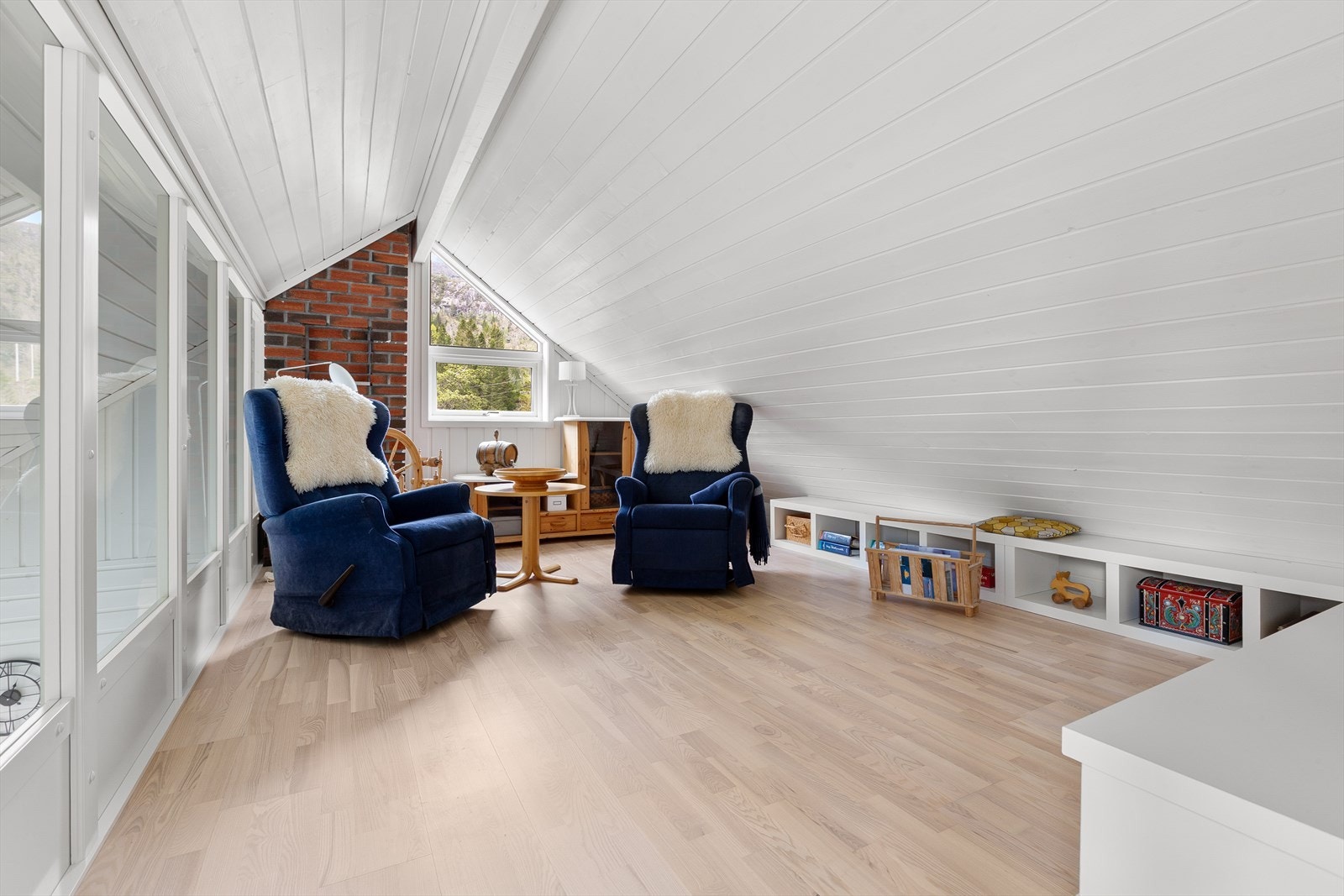 Loftsetasjen byr på en trivelig loftsstue/hems med luft og takhøyde Galleribilde