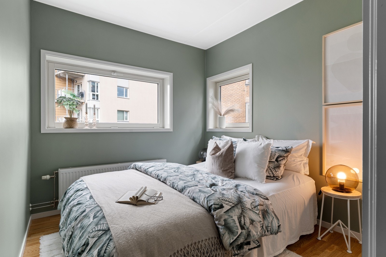 Dempet og behagelig soverom på ca. 7kvm med god plass til stor seng. Galleribilde