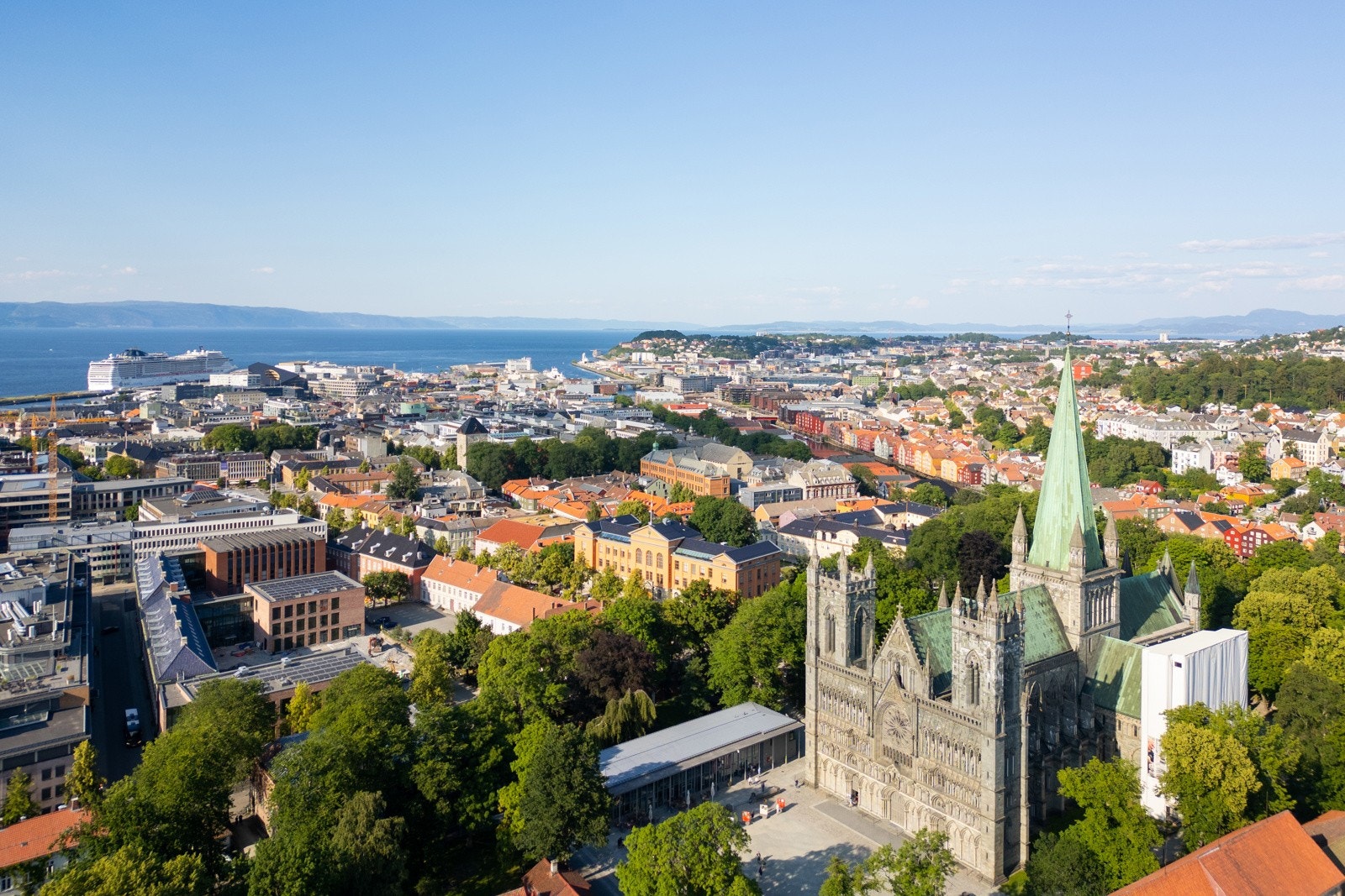 Fra leiligheten på Nedre Elvehavn/Solsiden er det kort vei inn til Trondheim sentrum. Galleribilde