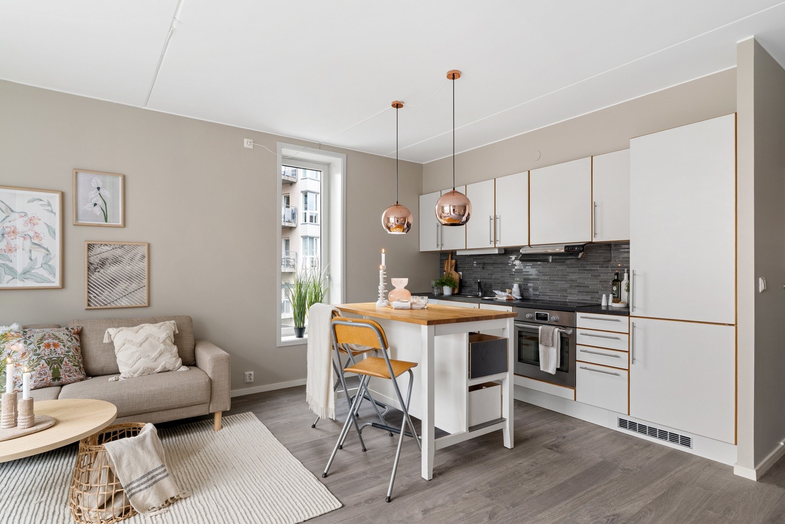 Barløsningen danner en naturlig sone mellom kjøkken og stue. Den er løst montert og kan flyttes eller fjernes for å gi plass til spisebord. Galleribilde