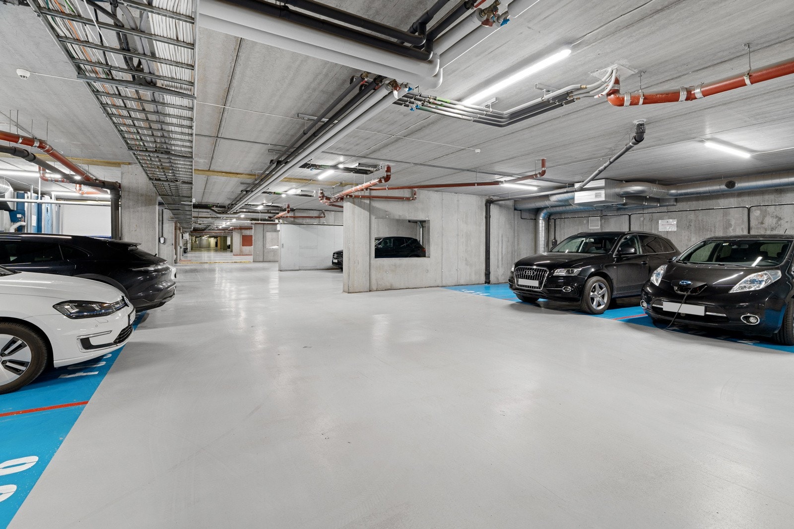 Nåværende eier leier plass av en annen beboer. Det er på forespørsel mulig å ta over leieforholdet. Det medfølger ikke fast plass parkeringsplass til leiligheten. Galleribilde