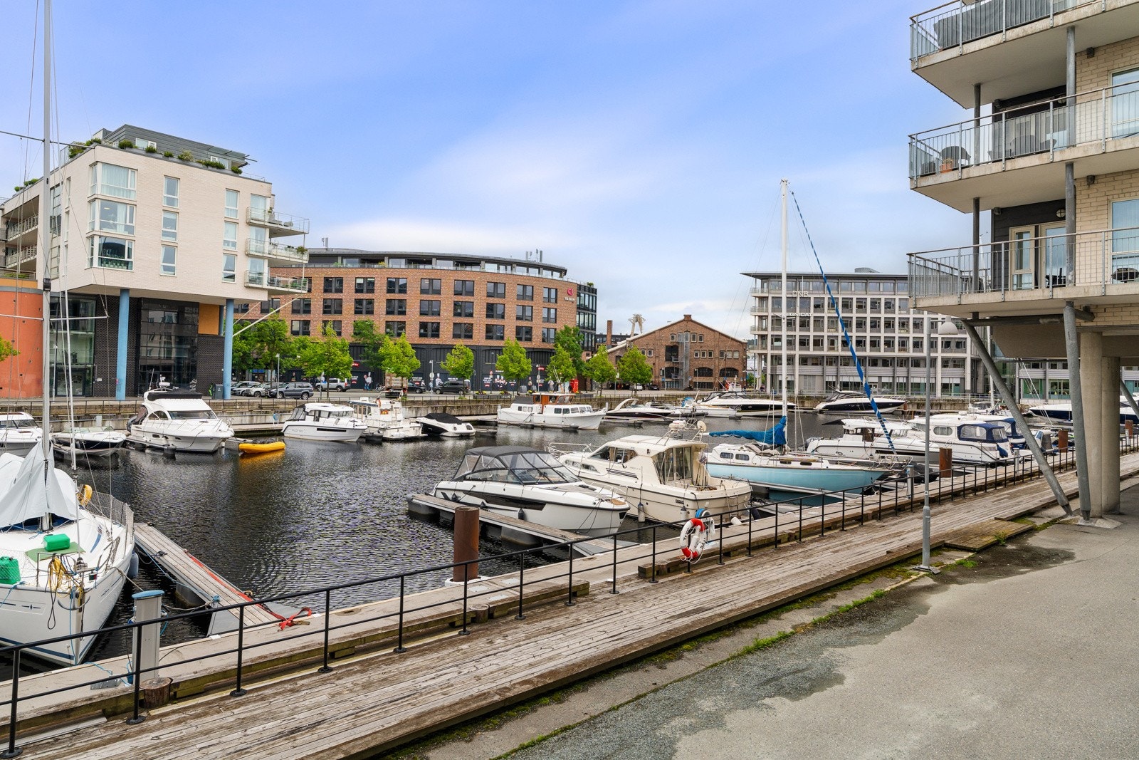 I leilighetens nærområde er det mange fine promenader og sitteplasser langs vannkanten. Galleribilde