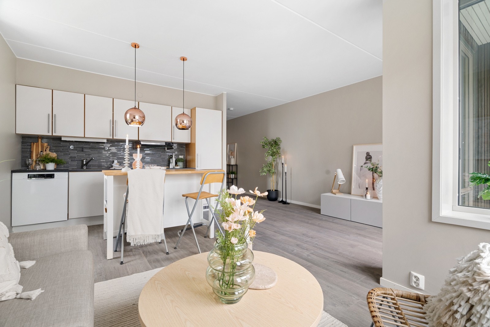 Kjøkken og stue har et samlet areal på ca. 22,5 kvm. Galleribilde