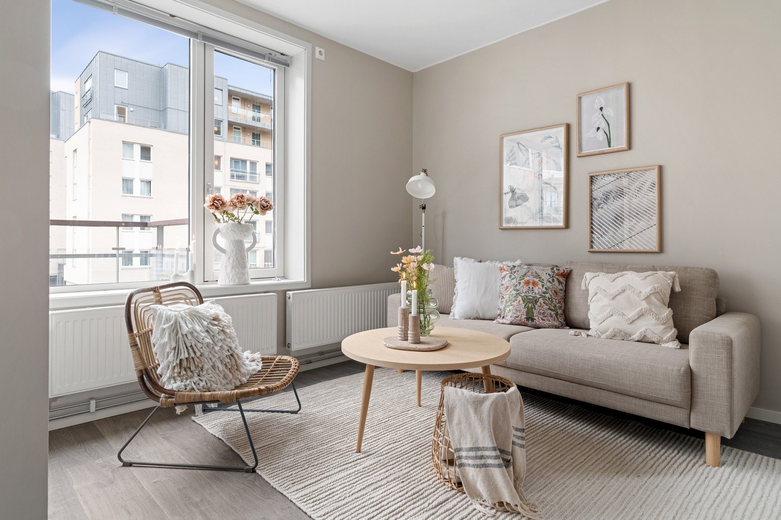 Den nymalte stuen har behagelig atmosfære og flere innredningsmuligheter. Galleribilde