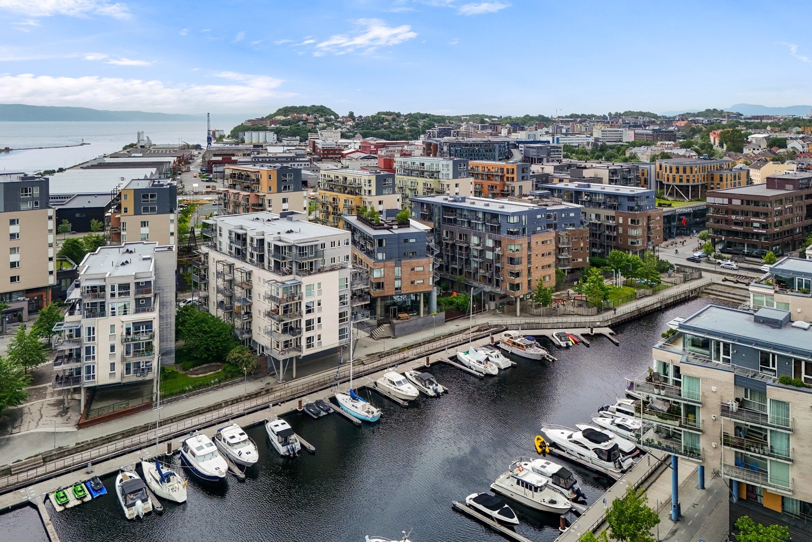 Leiligheten har svært sentral beliggenhet med kort vei til alt man trenger i det daglige. I tillegg er det kort vei til flotte turområder langs vannkanten. Galleribilde
