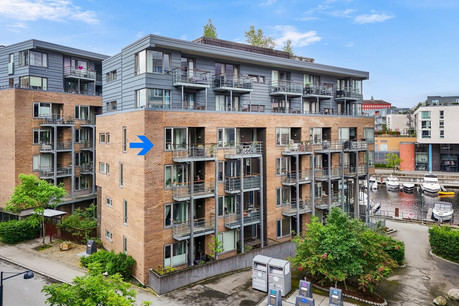 Via heis i bygget er det enkel adkomst til leiligheten i fjerde etasje. Man har også tilgang til stor og solrik felles takterrasse. Galleribilde