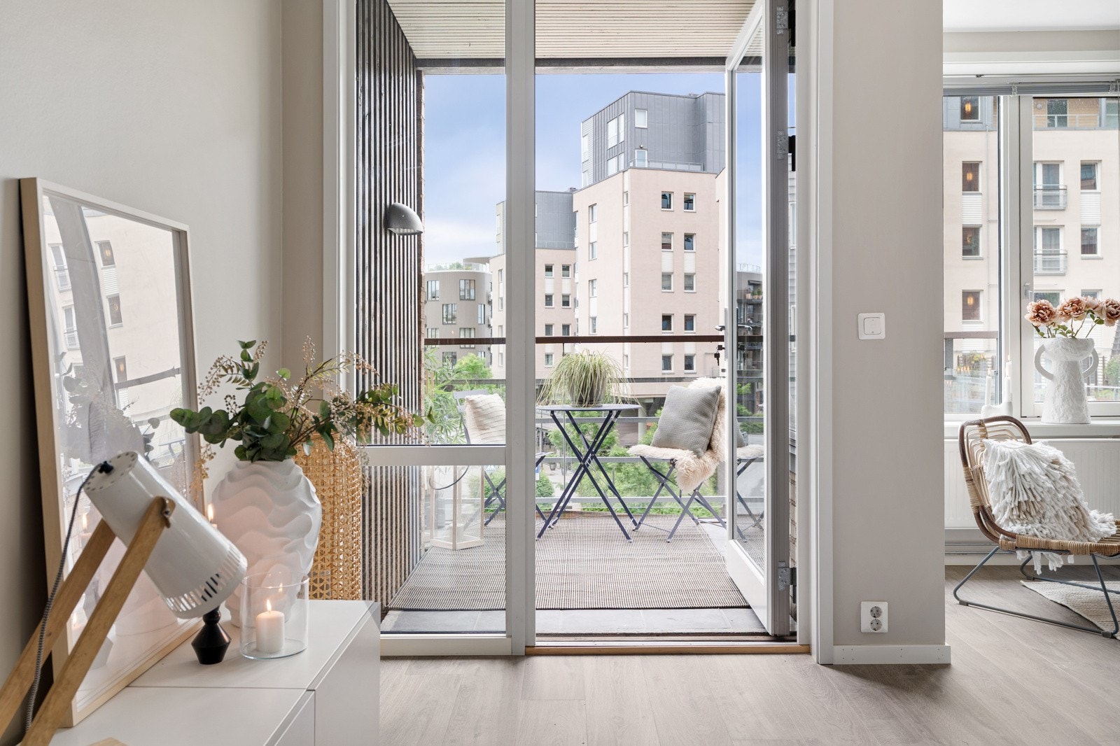 Via stuen er det adkomst til vestvendt balkong på ca. 6 kvm. Galleribilde