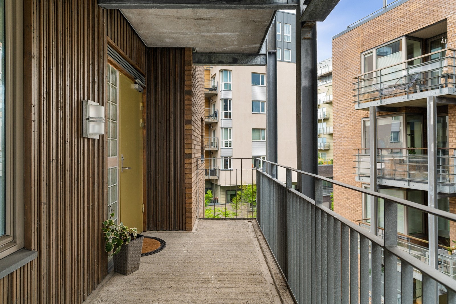 Velkommen inn!. Endeleiligheten har uforstyrret adkomst i enden av svalgangen. Galleribilde