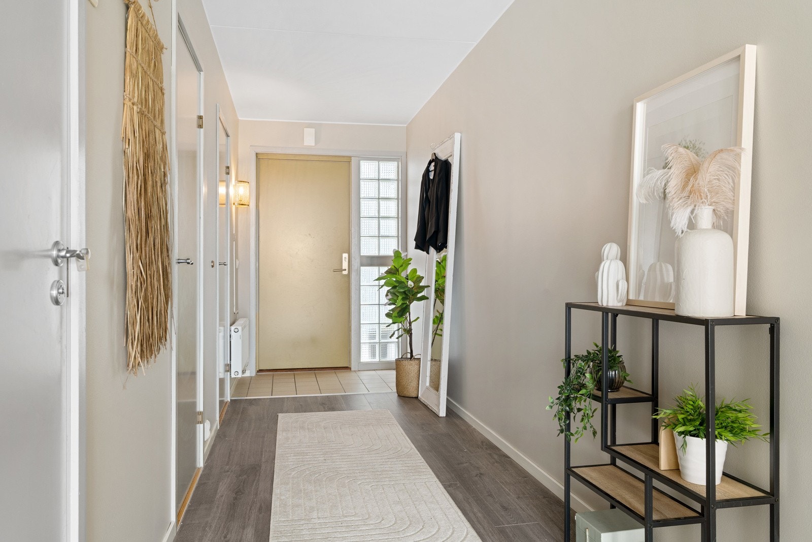 Entre og gangareal har plass til klesavheng og garderobeløsning. Galleribilde