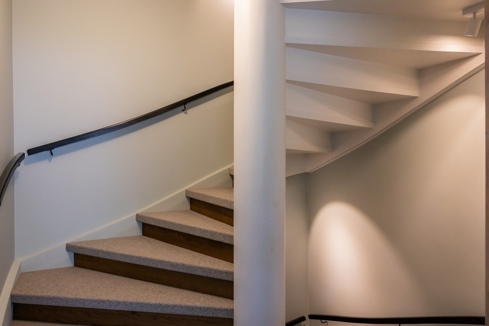 Trappen fører deg opp til 2. etasje og takterrassen. Galleribilde