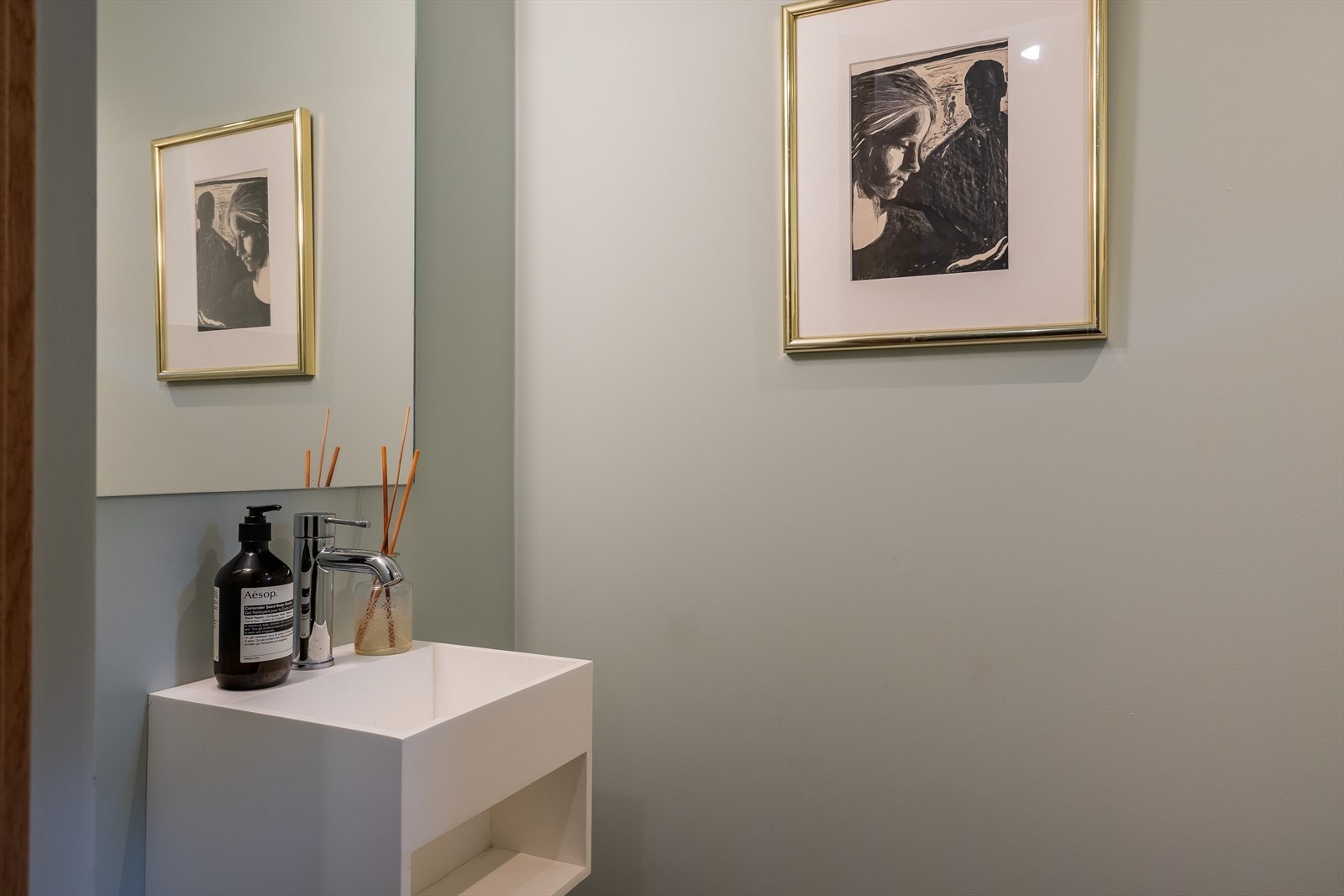 Separat toalett med vegghengt toalett og servant med underhylle. Flislagt gulv med varmekabler. Galleribilde