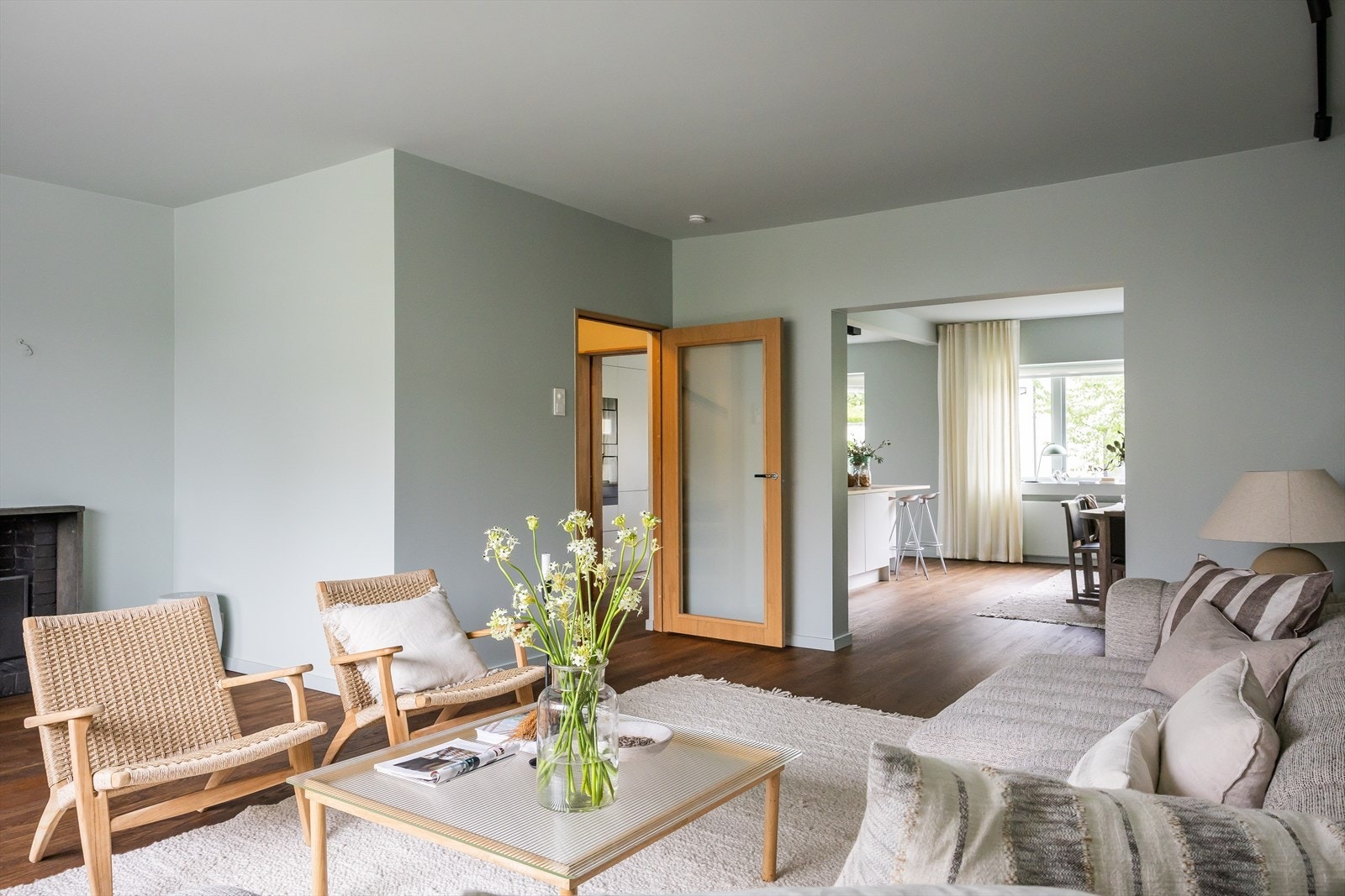 Boligen oppleves svært lys med en gjennomgående planløsning. Galleribilde