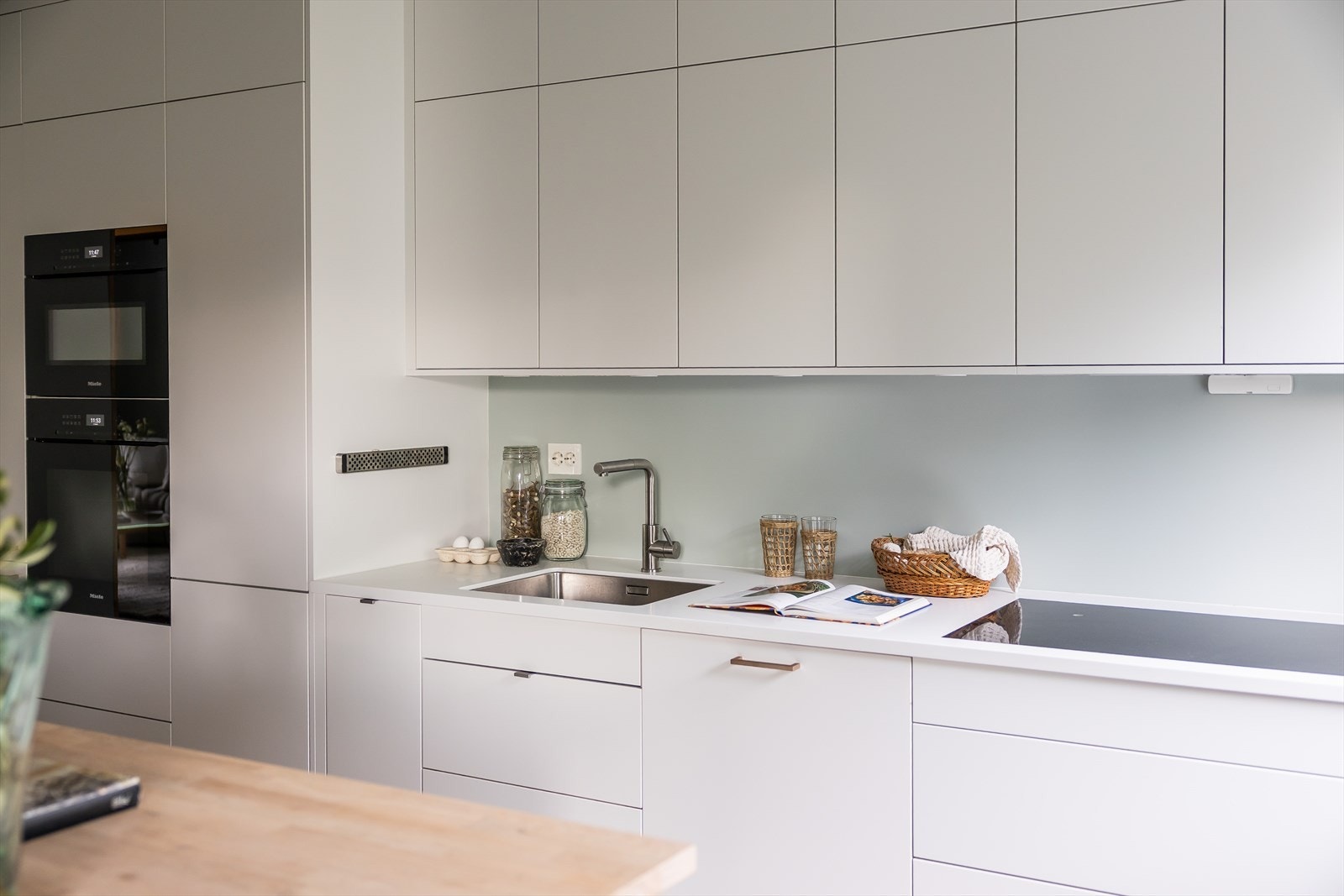 Integrert i kjøkkeninnredningen er stekeovn, platetopp, micro, oppvaskmaskin, fryseskap og hel kjøleskap. Galleribilde