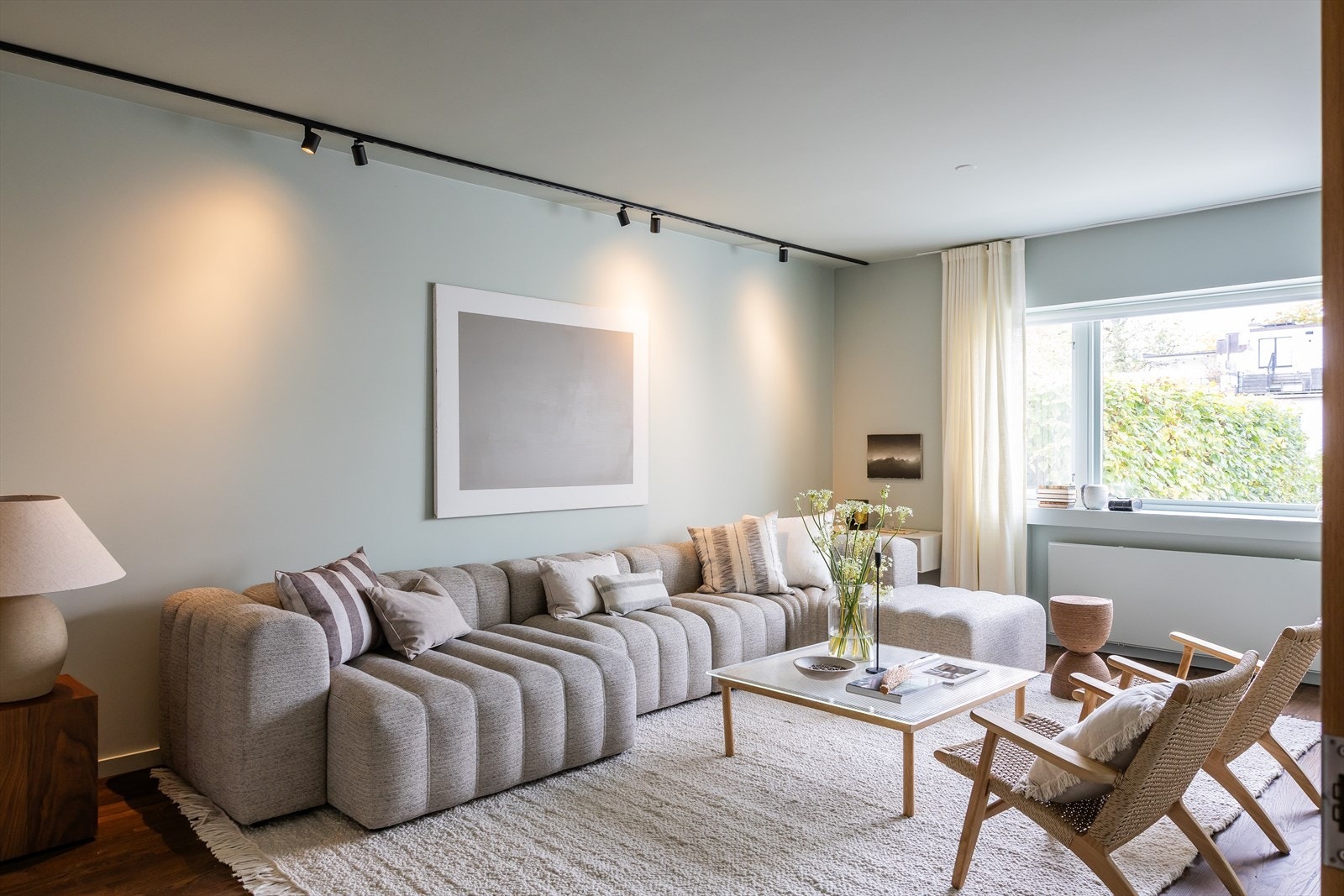 Romslig stue med god plass til sofagruppe og tilhørende møblement. Galleribilde