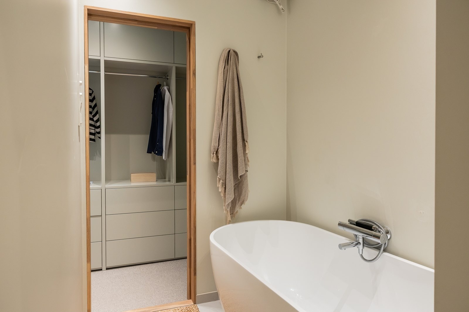 Veggflatene har en blanding av flislagte vegger, kantflis og malte flater. Gulvet er flislagt med varmekabler. Galleribilde