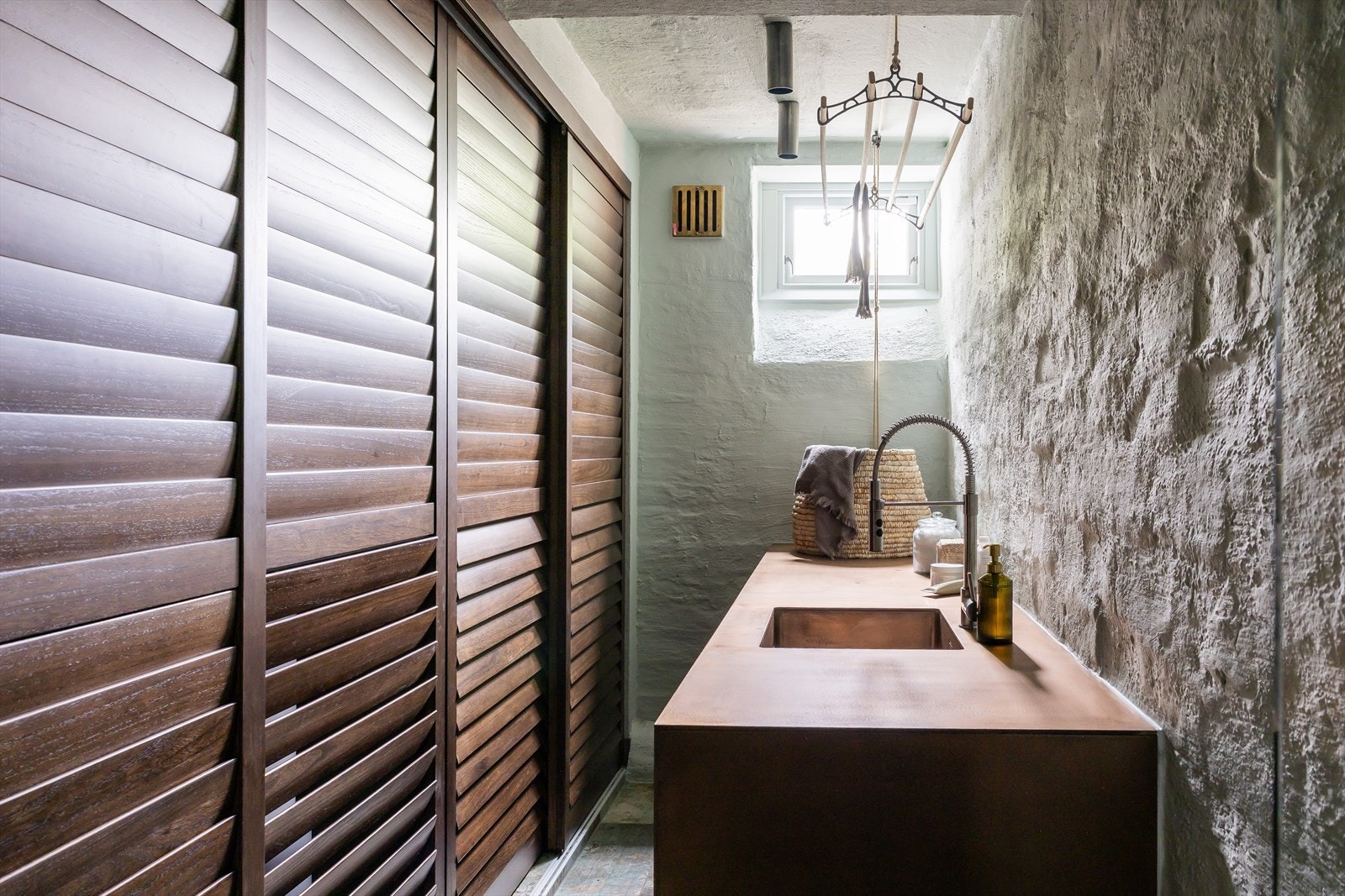 Eget vaskerom med opplegg for vask/tørk, og skyvedører til teknisk skap. Galleribilde