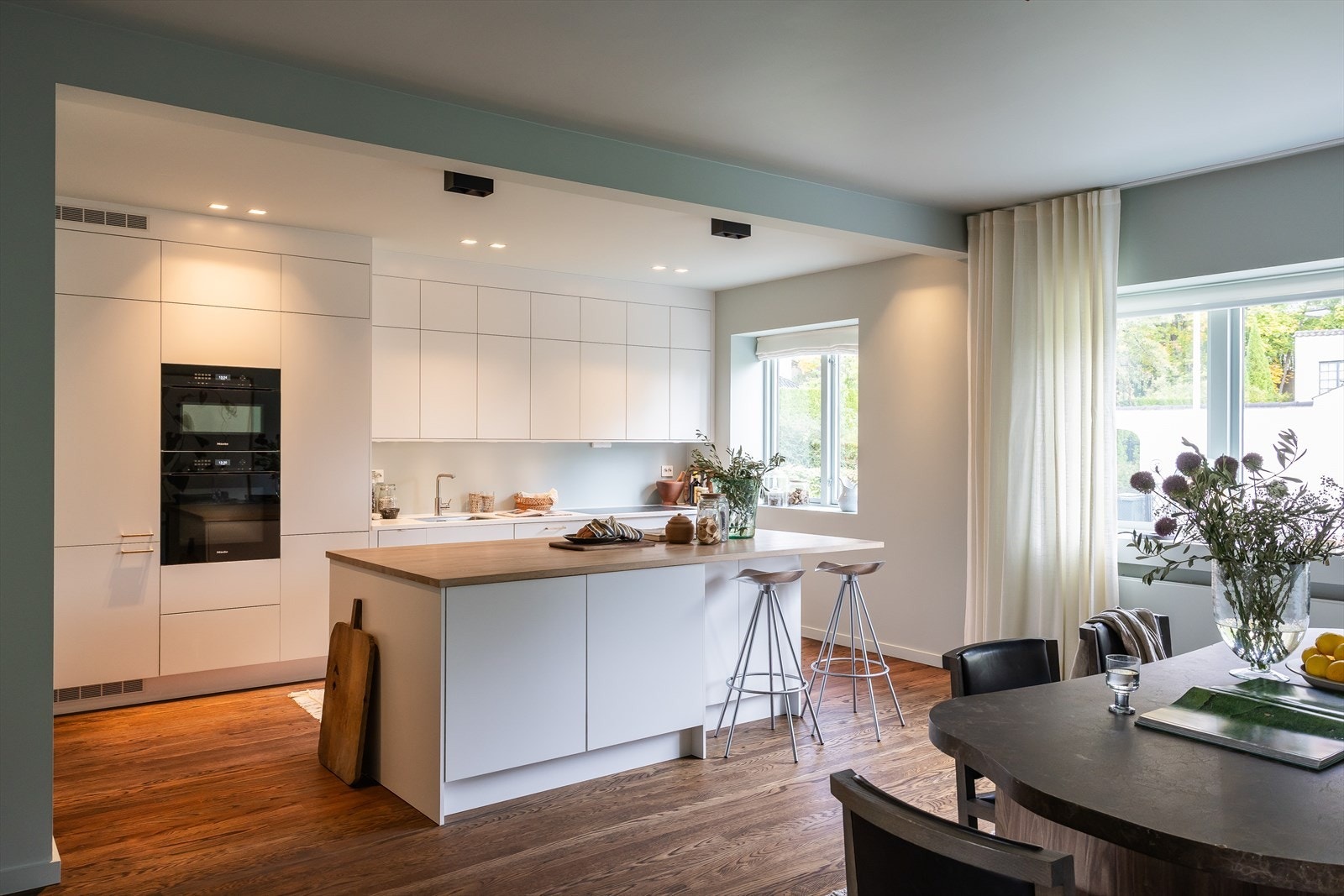 Velutstyrt og tidsmessig kjøkkeninnredning fra Sigdal fra 2020. Galleribilde