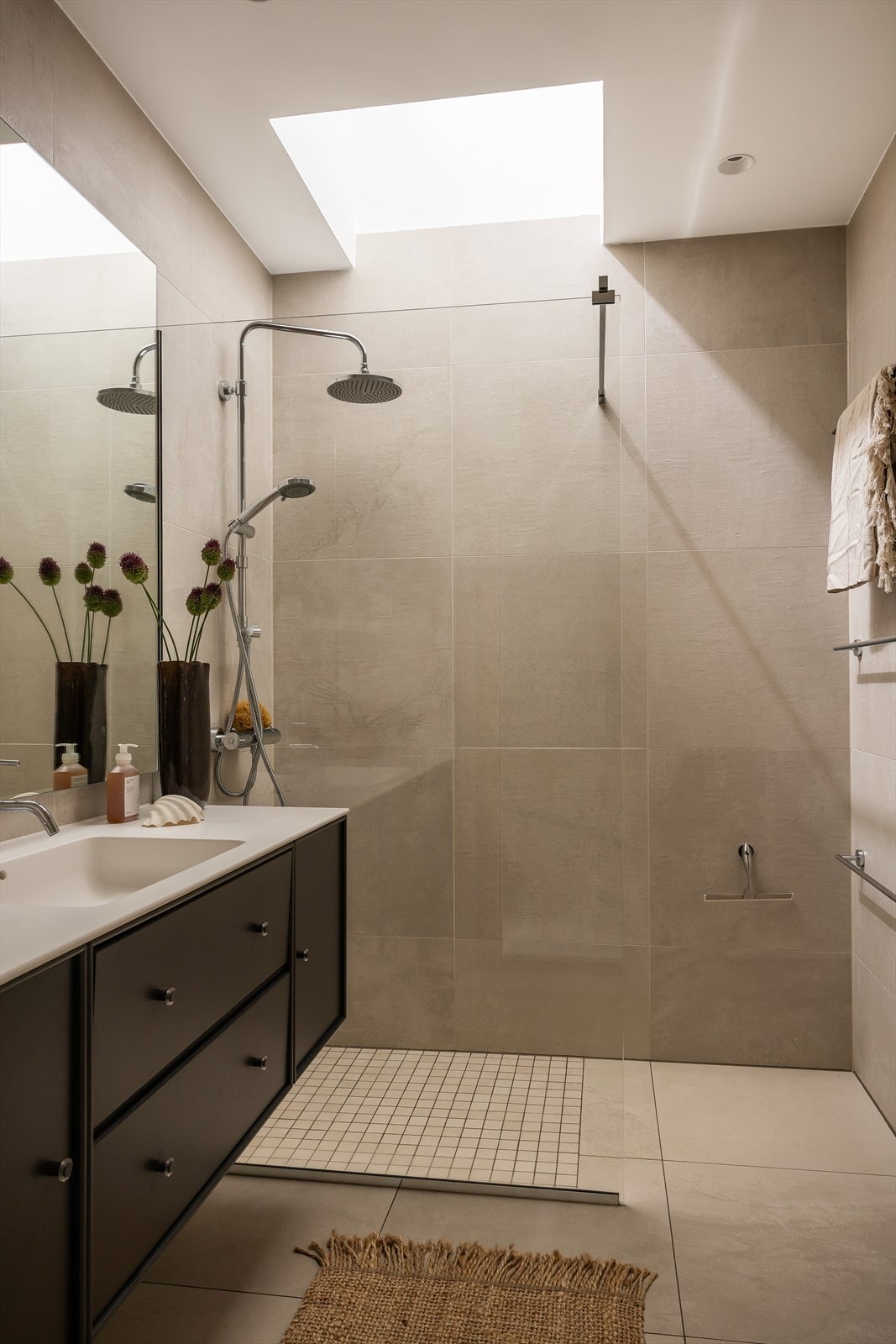 Flislagte vegger og flislagt gulv med varmekabler. Legg merke til overlyset fra vindu i taket. Galleribilde