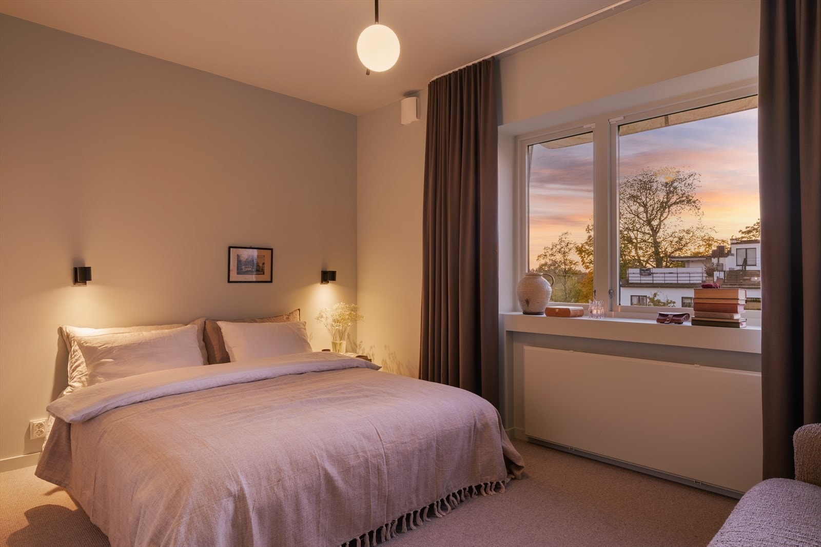 Soverom 2 med god plass til dobbeltseng og tilhørende møblement. Galleribilde