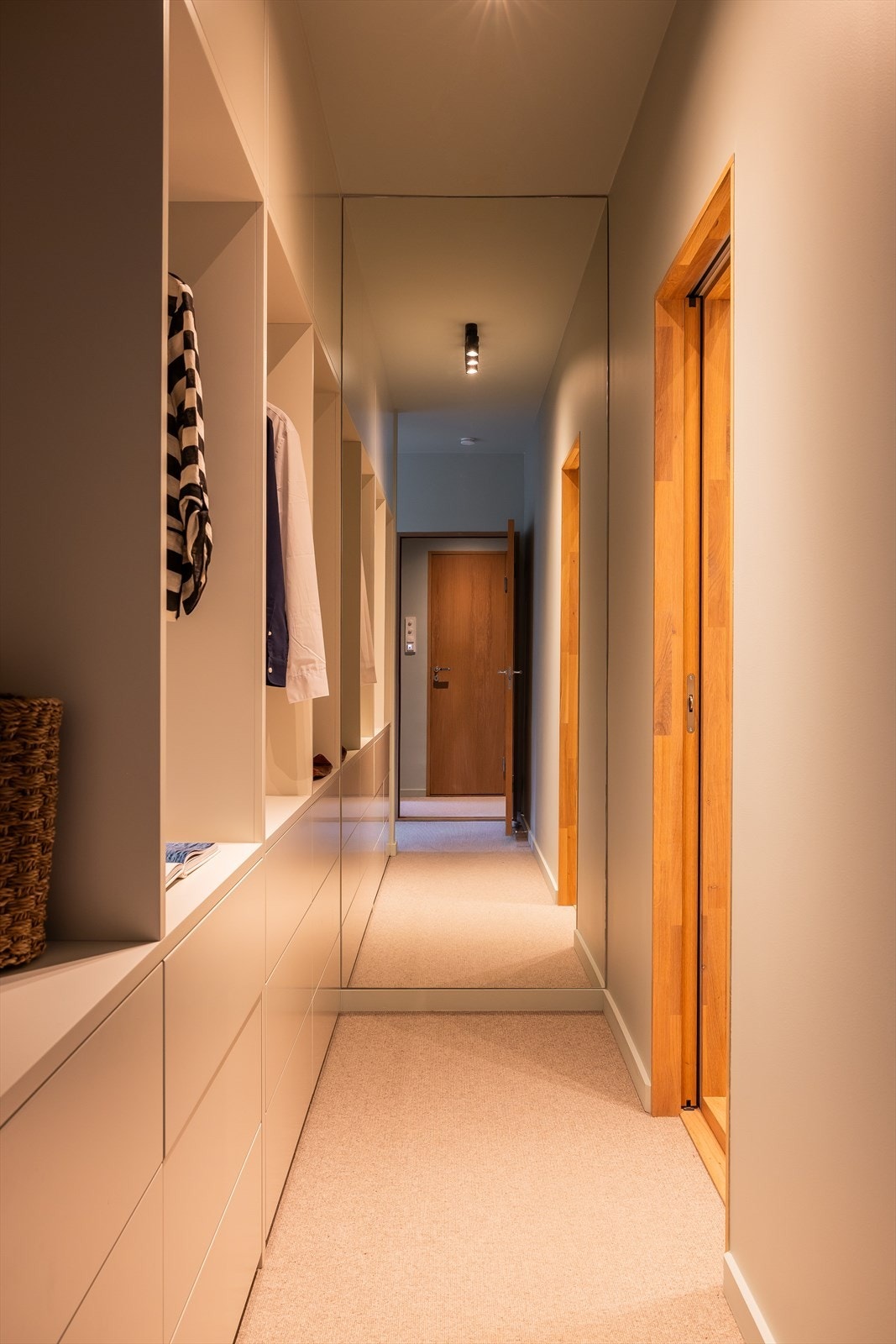 Det er adkomst til bad en-suite via walk-in closet. Galleribilde