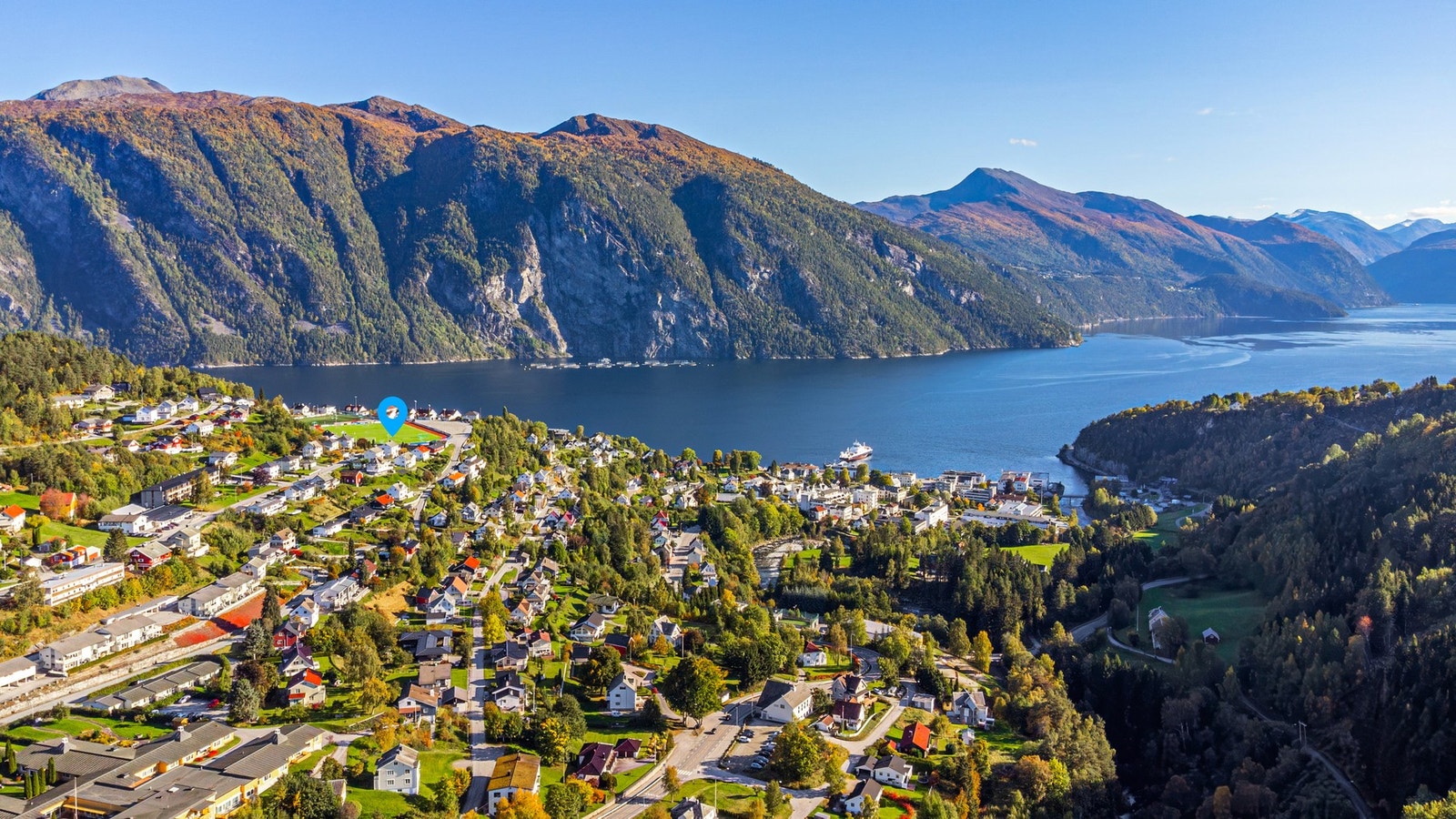 Avstand på ca. 1.3 km til barneskole og ca. 1,7 km til videregående skole og barnehage. Galleribilde