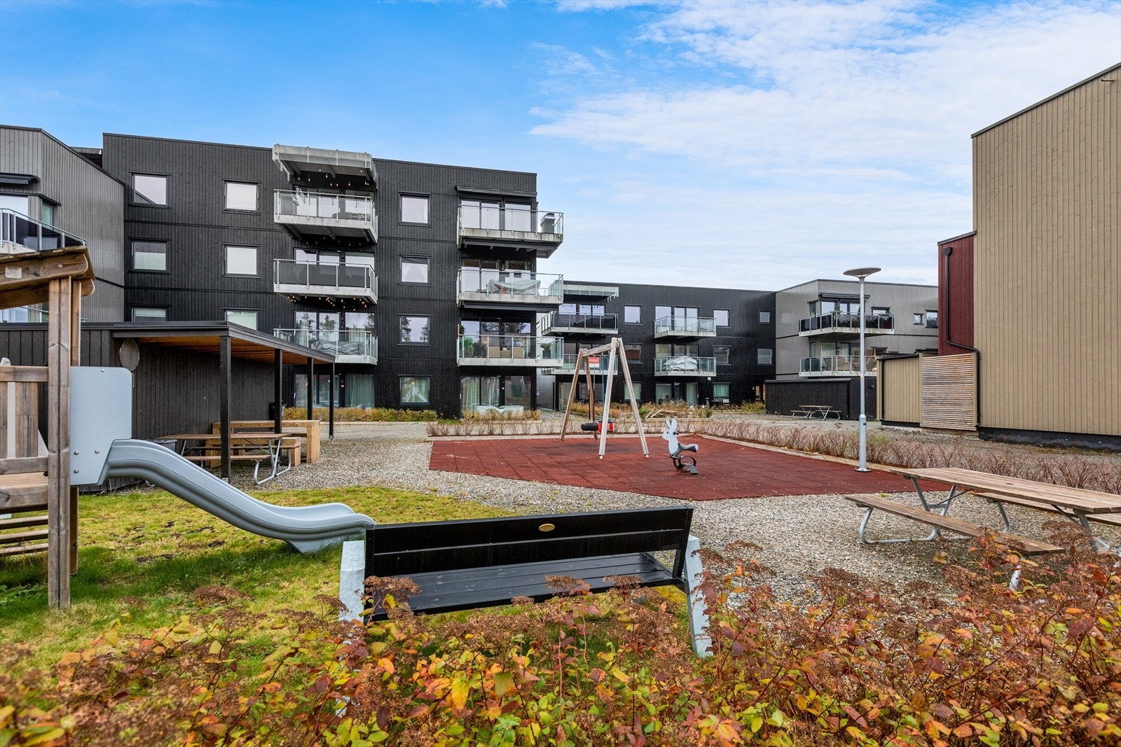 Eiendommen har felles lekeplass, og med Åsgreina barnehage kun 100 meter unna er dette et barnevennlig område. Galleribilde